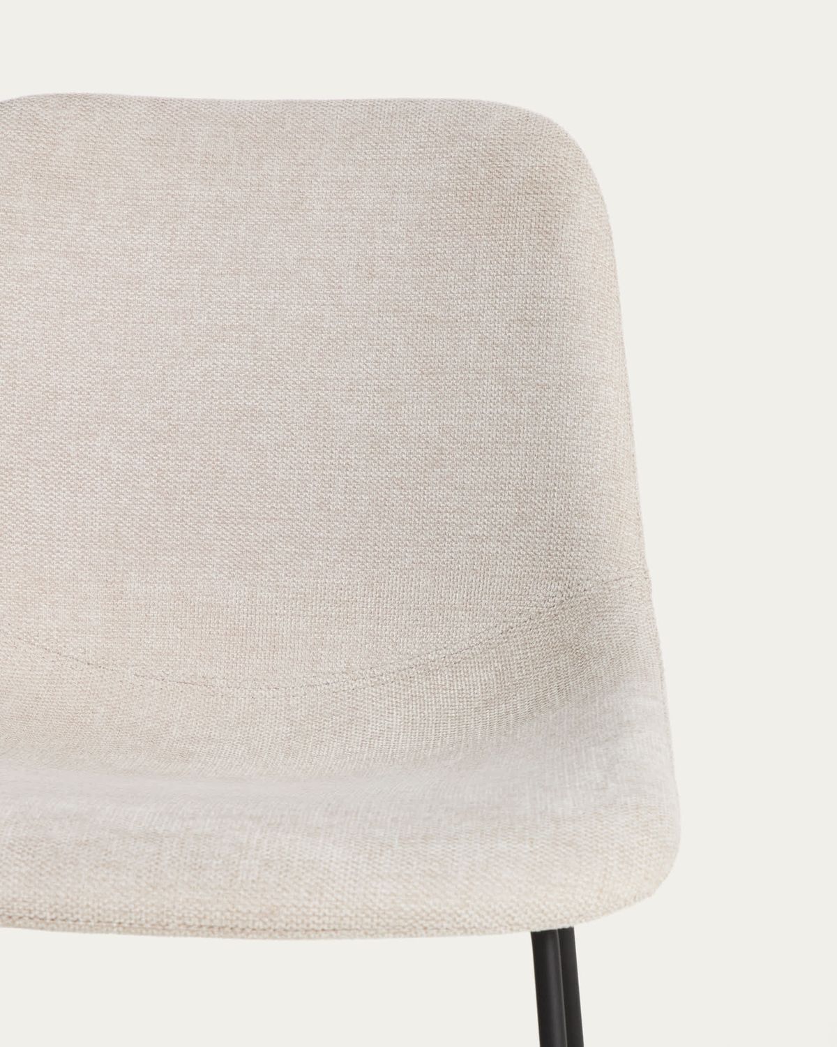 Silla Zahara de chenilla beige y patas de acero con acabado negro FSC 100%