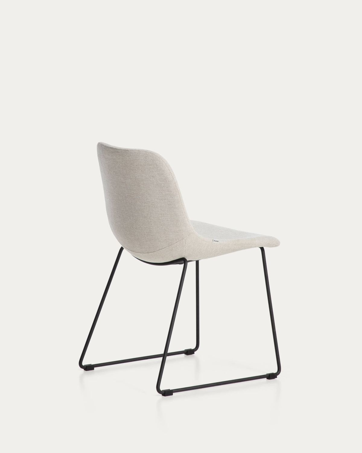 Silla Zahara de chenilla beige y patas de acero con acabado negro FSC 100%