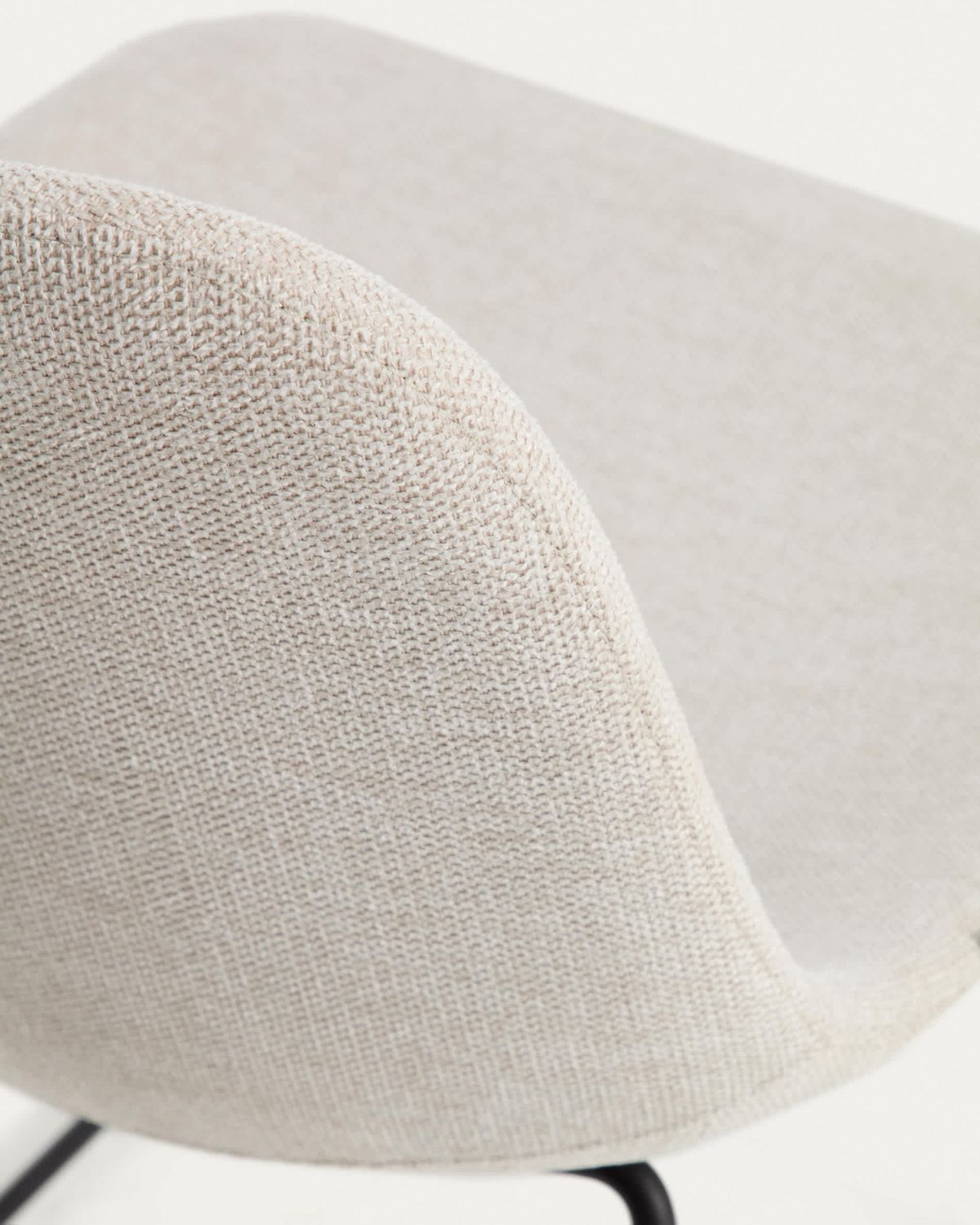 Silla Zahara de chenilla beige y patas de acero con acabado negro FSC 100%