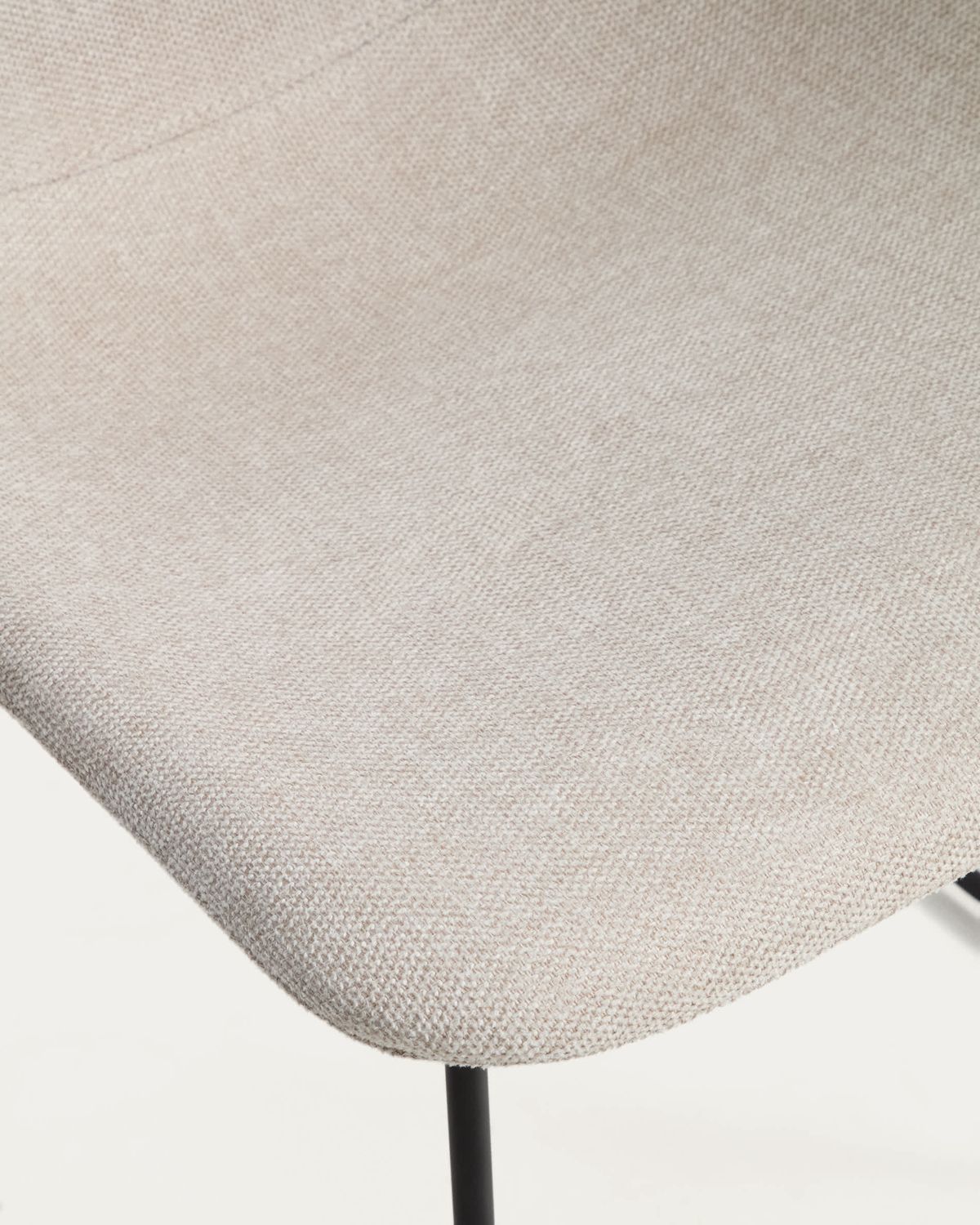 Silla Zahara de chenilla beige y patas de acero con acabado negro FSC 100%