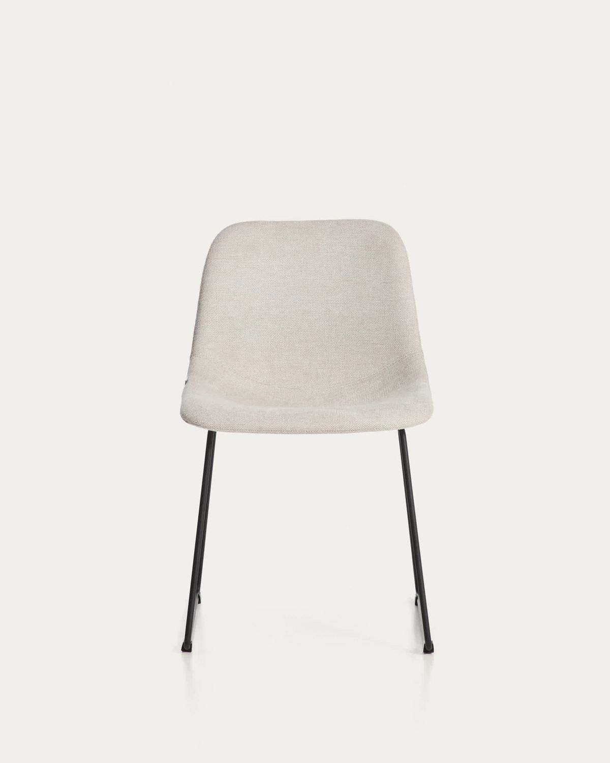 Silla Zahara de chenilla beige y patas de acero con acabado negro FSC 100%