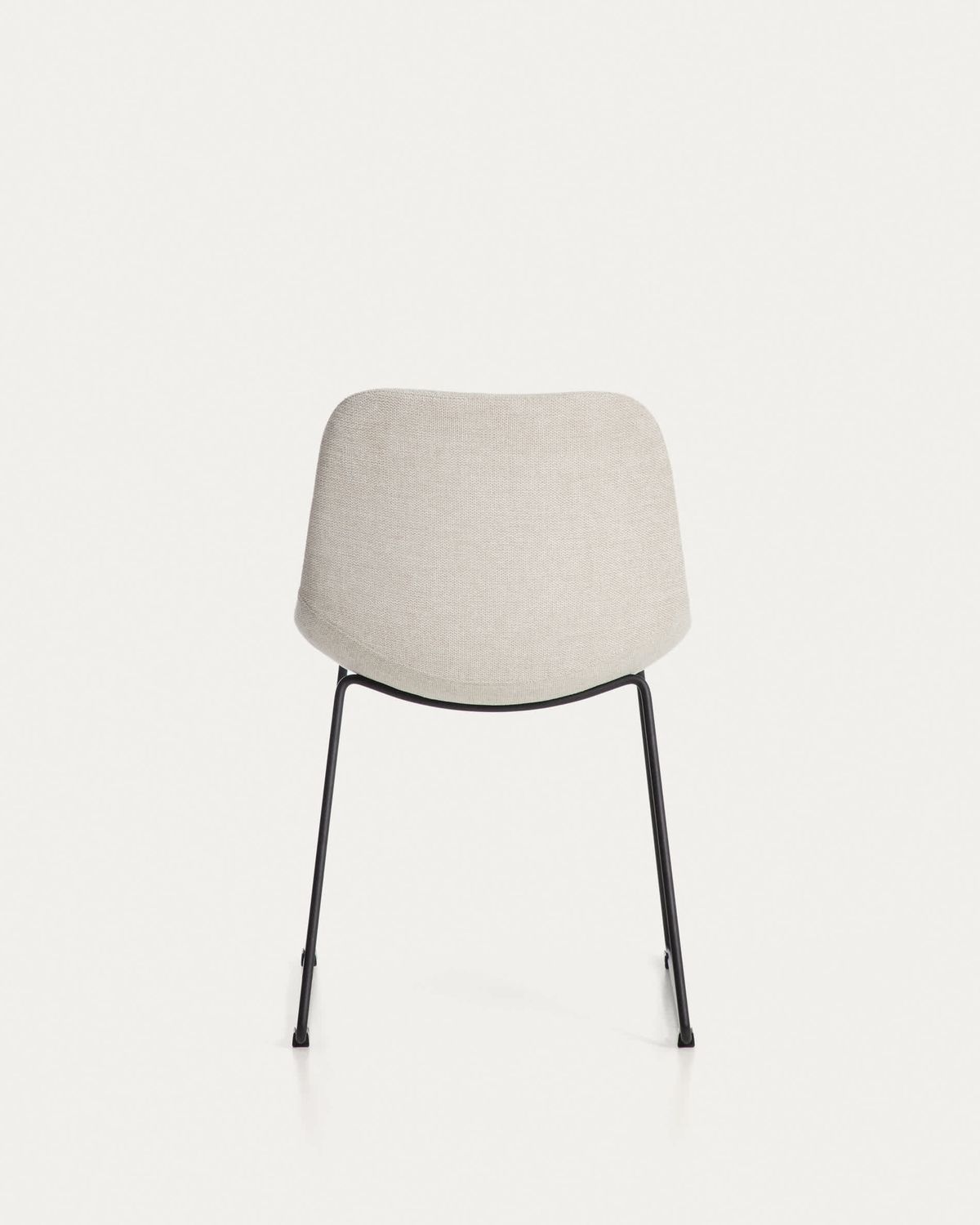Silla Zahara de chenilla beige y patas de acero con acabado negro FSC 100%