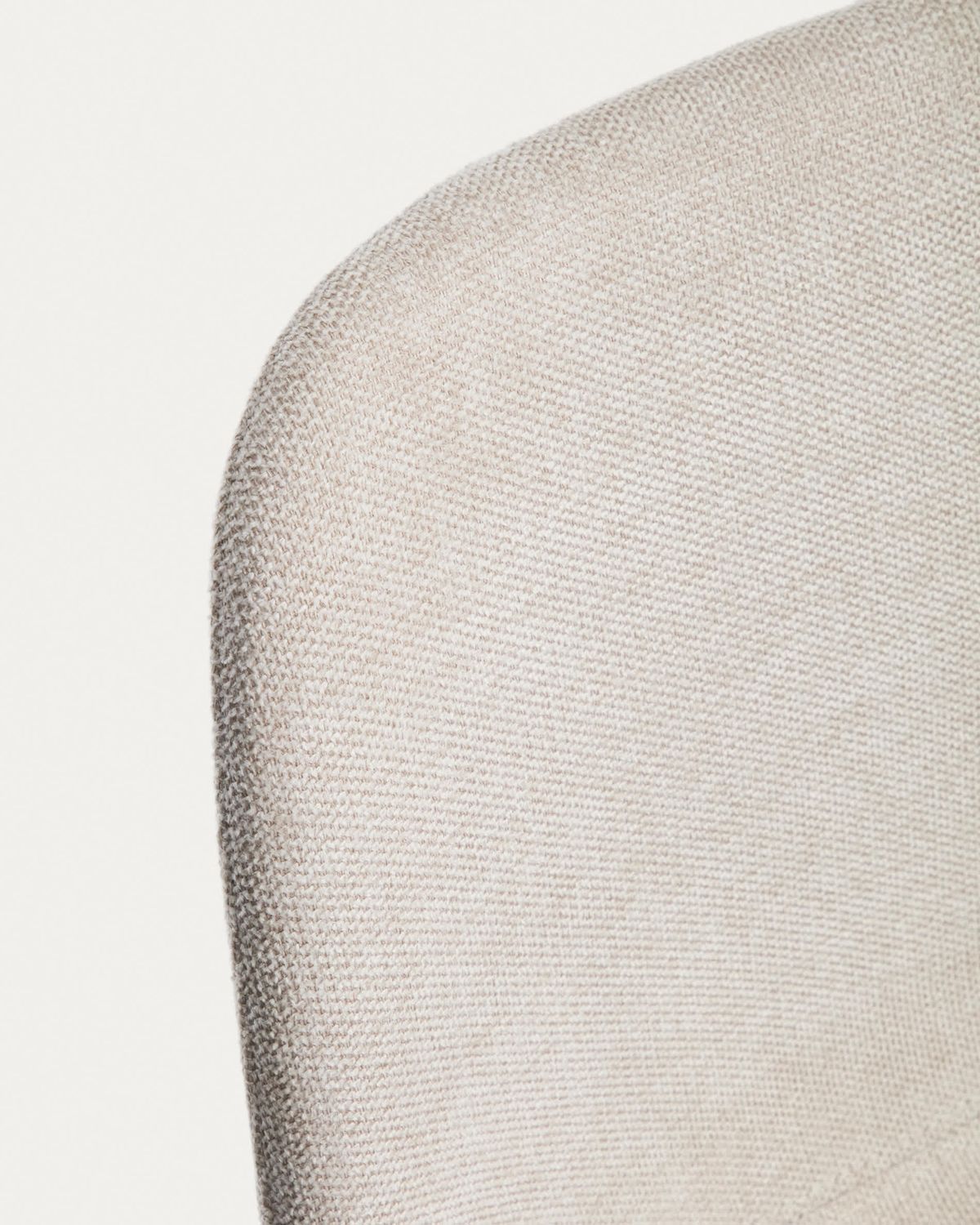 Silla Zahara de chenilla beige y patas de acero con acabado negro FSC 100%