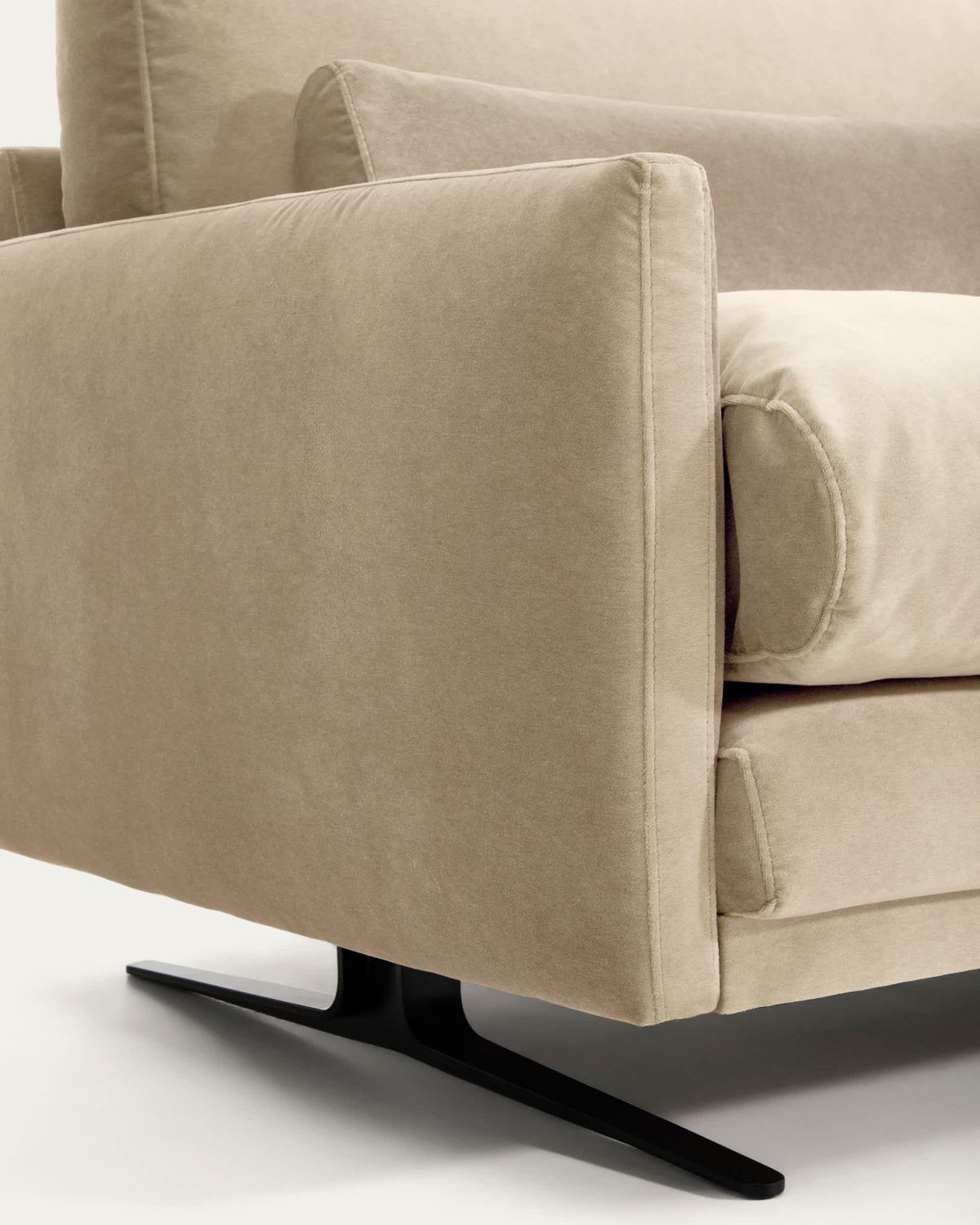 Sofá Veliro 4 plazas de terciopelo perla y patas de acero con acabado negro 240 cm FSC Mix Credit