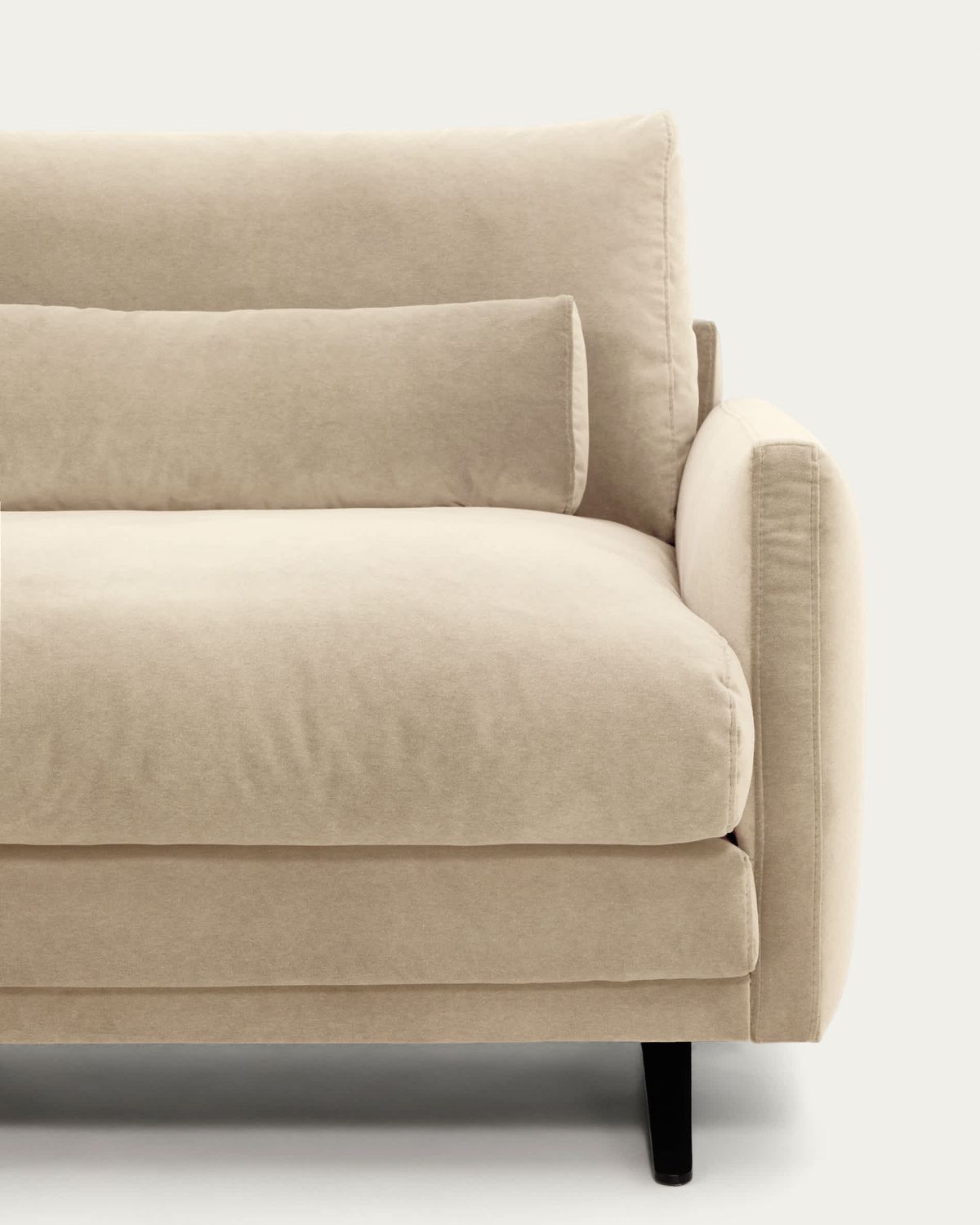 Sofá Veliro 4 plazas de terciopelo perla y patas de acero con acabado negro 240 cm FSC Mix Credit
