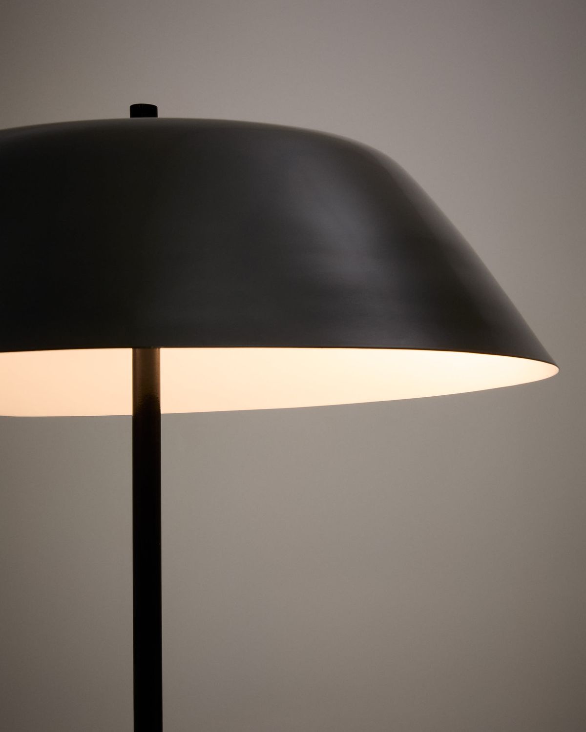 Lámpara de pie Sayra de mármol negro y metal con acabado pintado negro