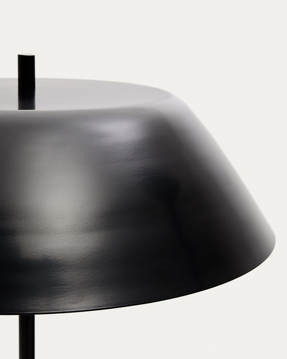 Lámpara de pie Sayra de mármol negro y metal con acabado pintado negro