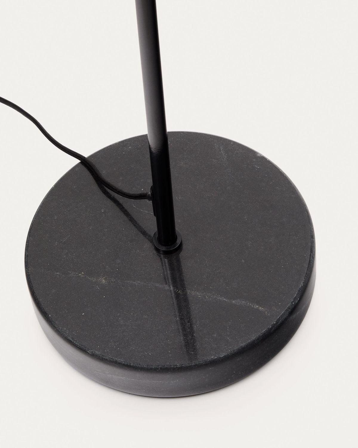 Lámpara de pie Sayra de mármol negro y metal con acabado pintado negro