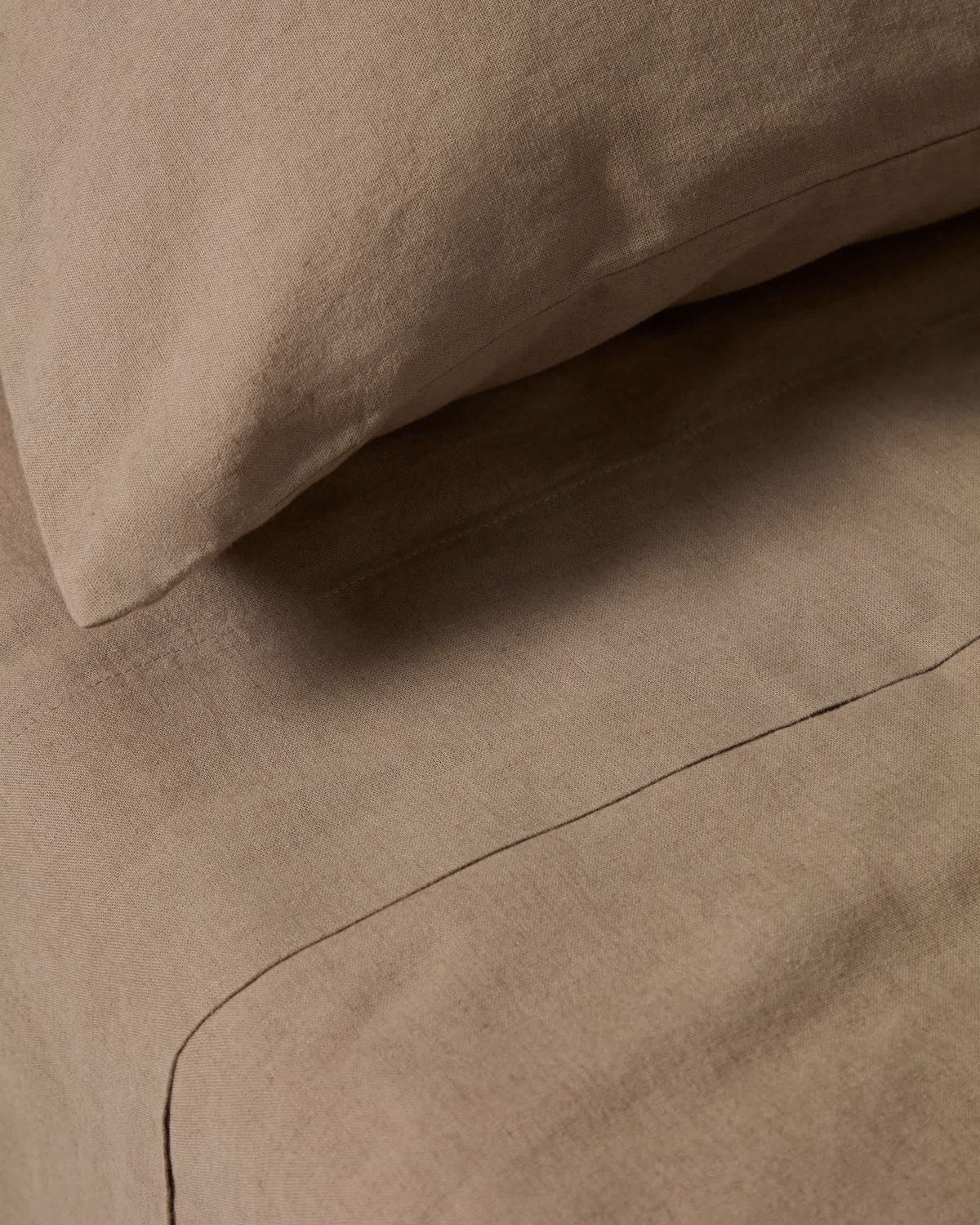 Sábana encimera Simmel de mezcla de lino marrón para cama de 160 cm