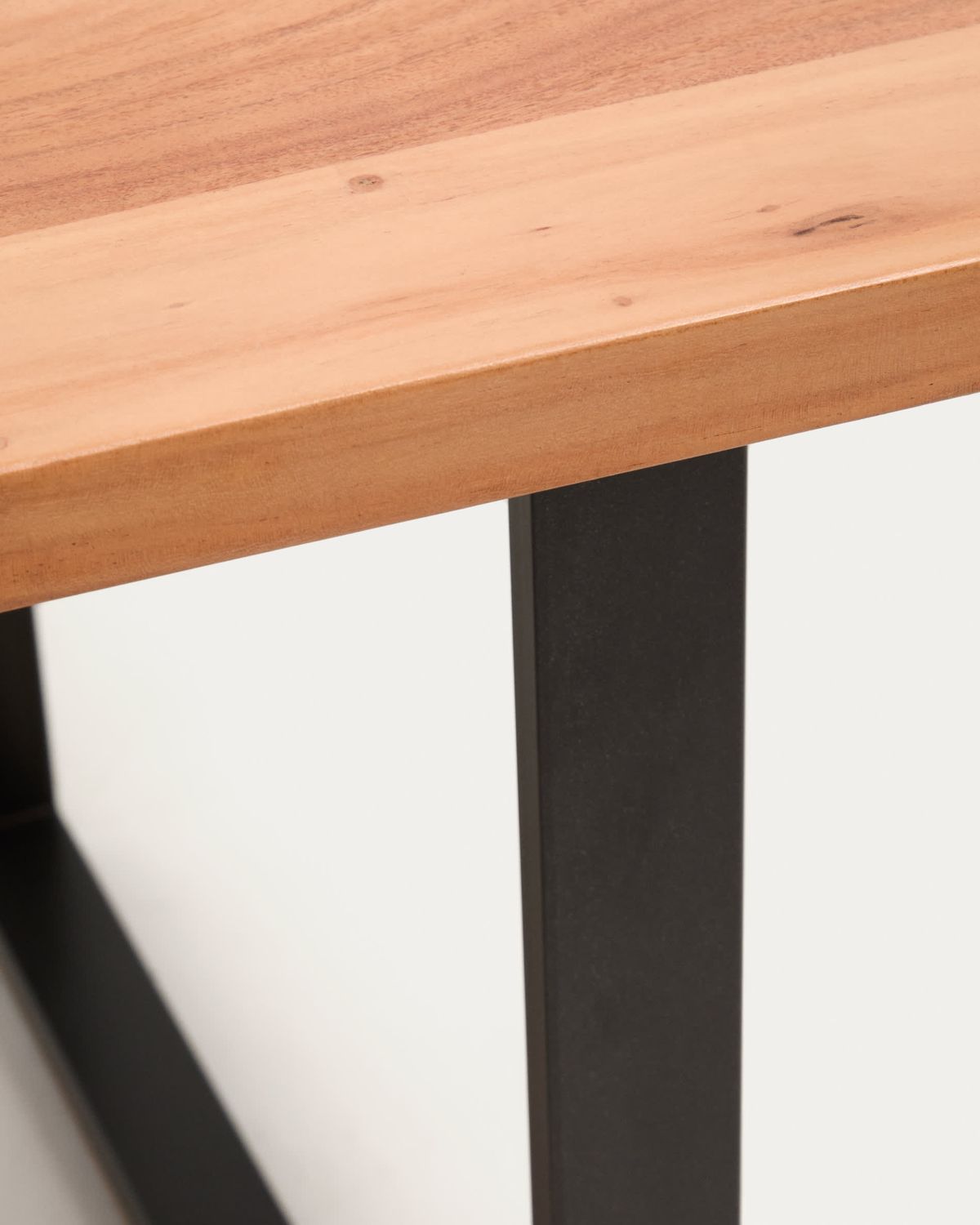 Mesa Uxue de madera maciza de acacia y patas de acero negro 160 x 90 cm