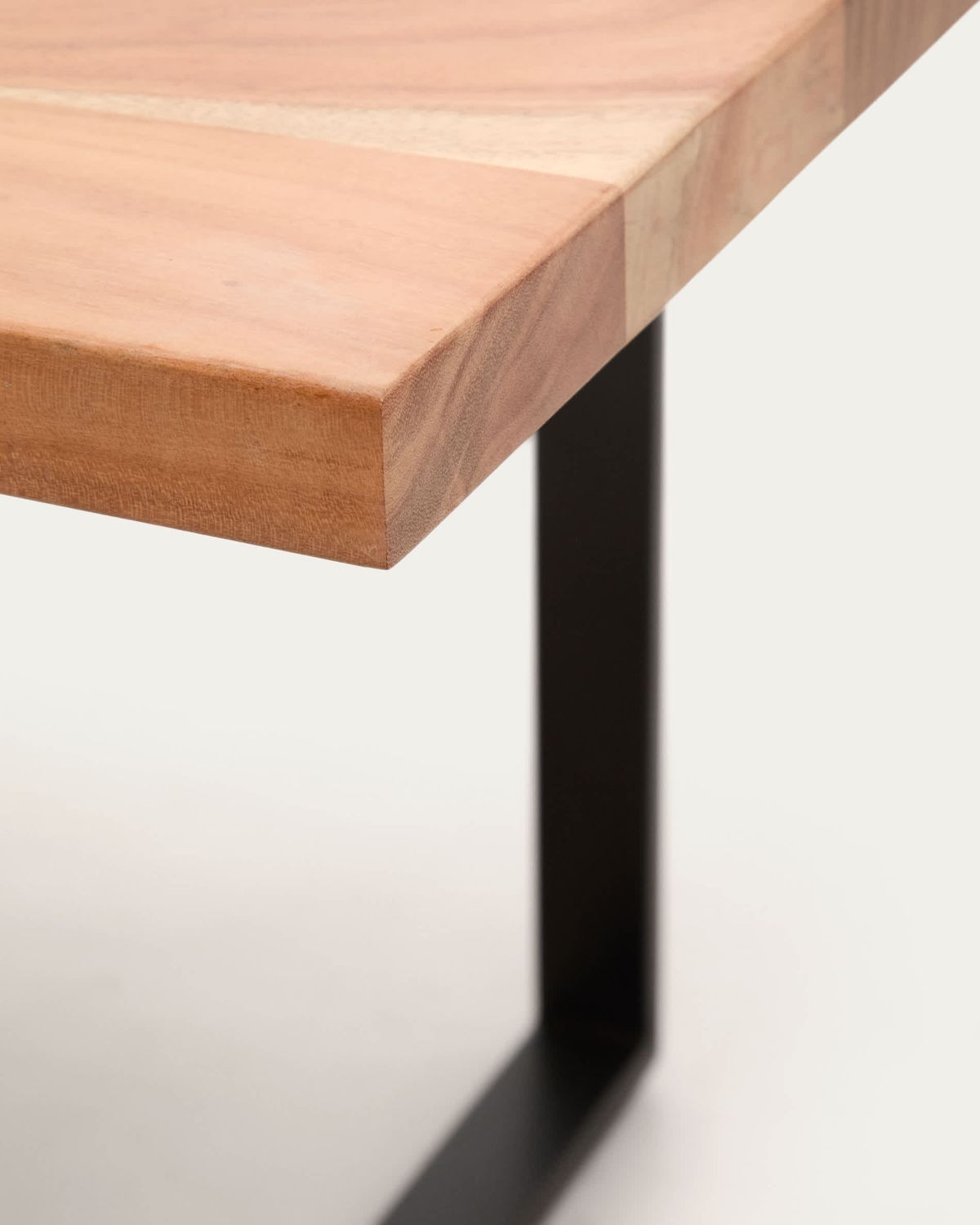 Mesa Uxue de madera maciza de acacia y patas de acero negro 160 x 90 cm