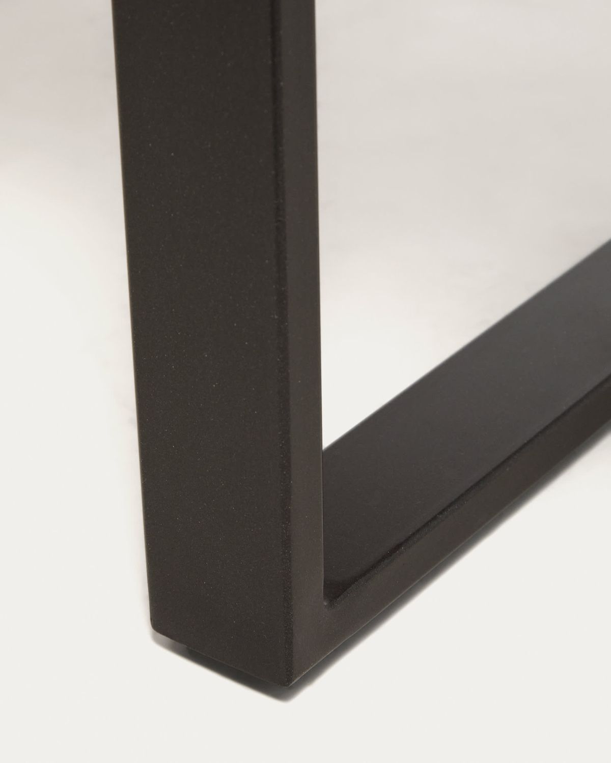 Mesa Uxue de madera maciza de acacia y patas de acero negro 160 x 90 cm