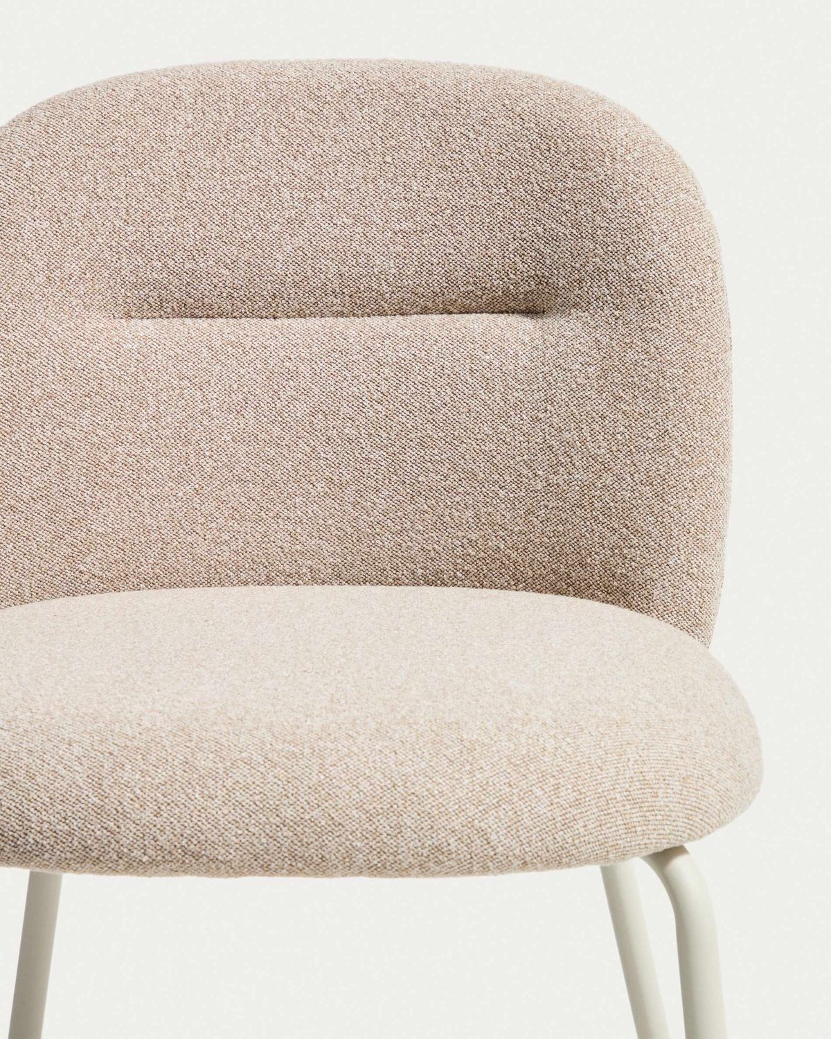 Silla Arino de chenilla beige y patas de metal beige FSC 100%