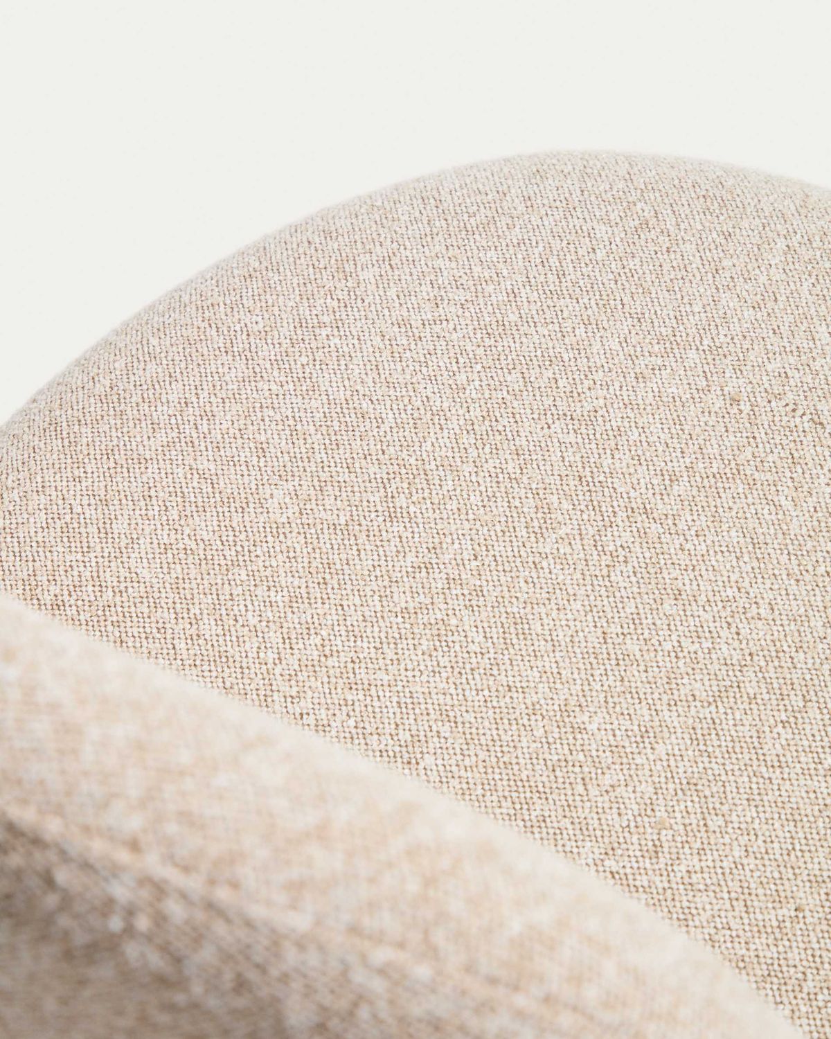 Silla Arino de chenilla beige y patas de metal beige FSC 100%