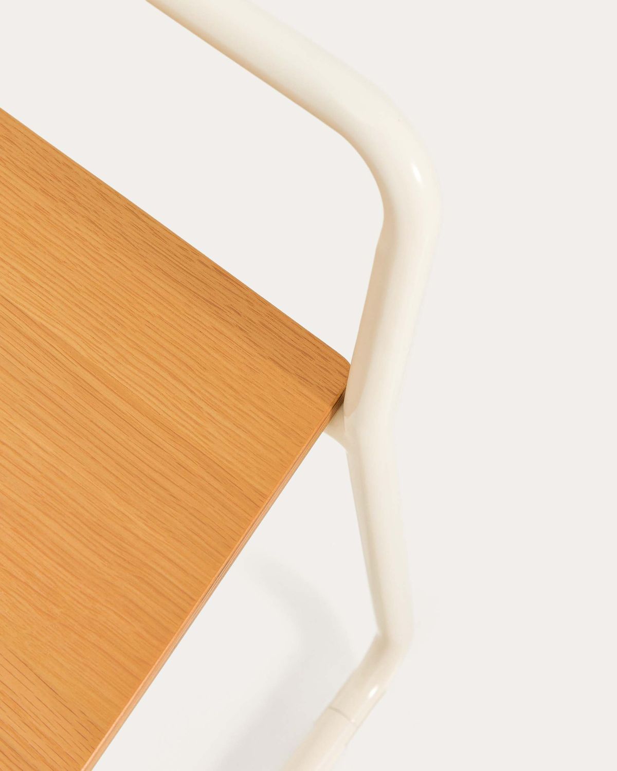 Silla Tinn de chapa de fresno y estructura de metal beige