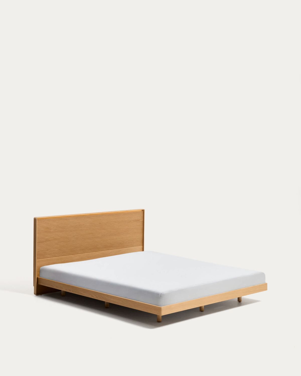 Cama Norlen de chapa de roble con acabado en tono natural y luz LED para colchón de 160 x 200 cm FSC Mix Credit