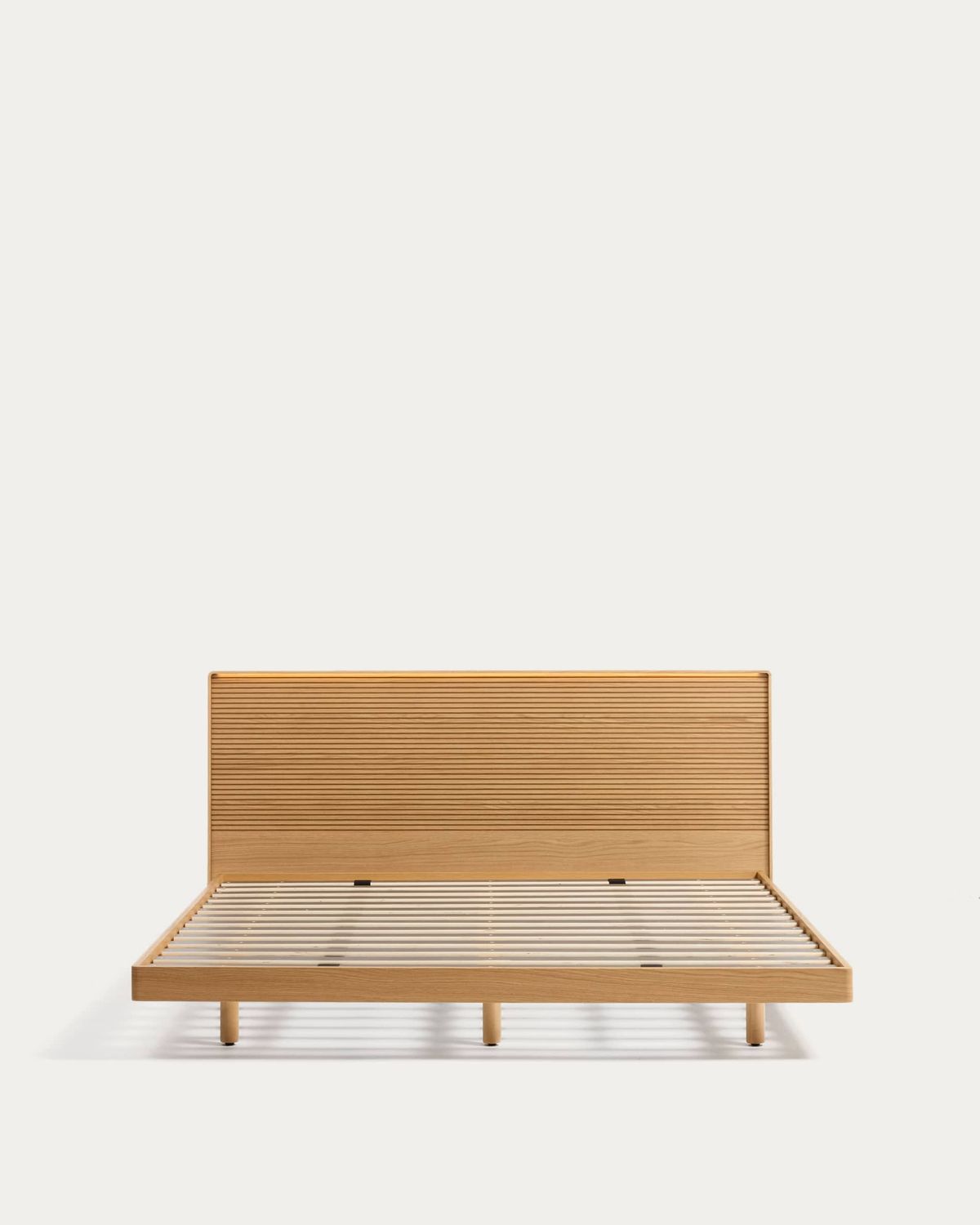 Cama Norlen de chapa de roble con acabado en tono natural y luz LED para colchón de 160 x 200 cm FSC Mix Credit