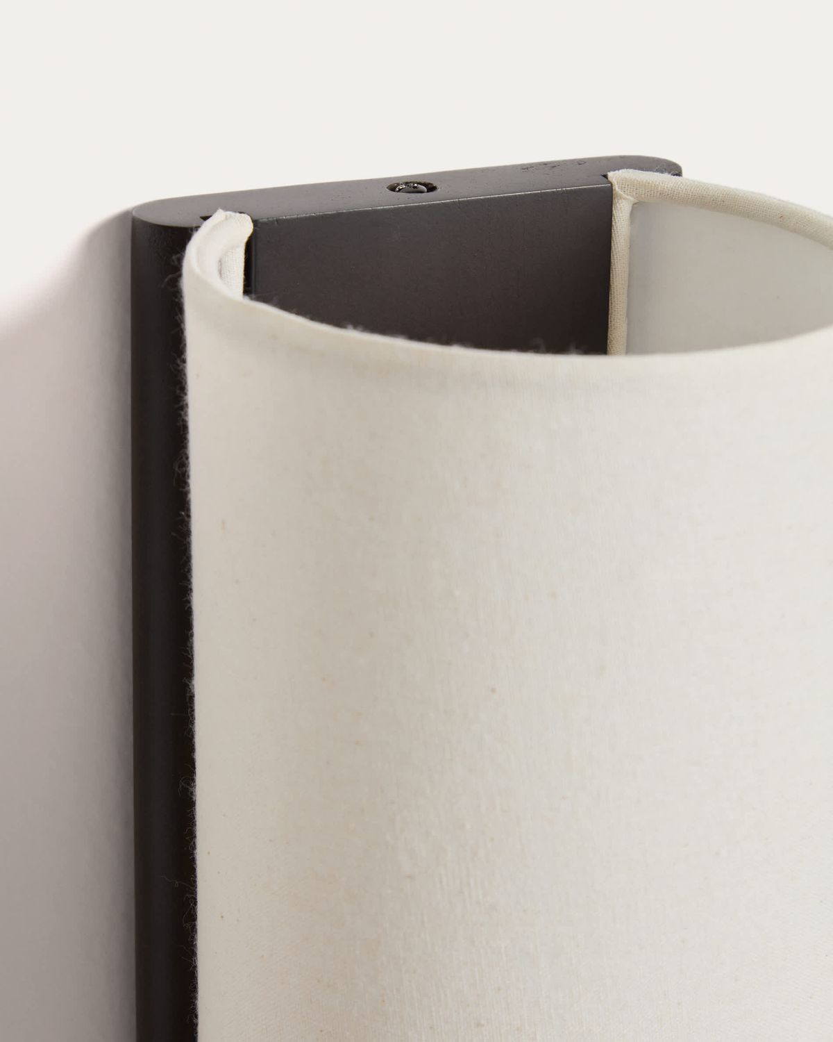 Aplique de pared Umbran de madera de caucho marrón oscuro y lino beige