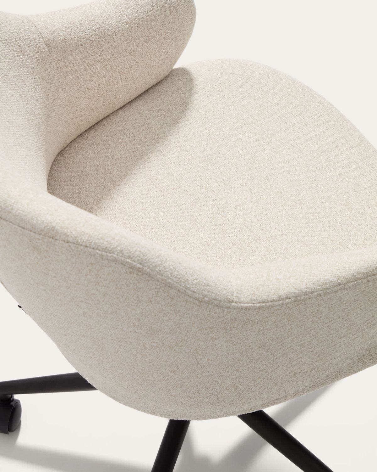 Silla de escritorio Einara chenilla beige  y patas de acero negro