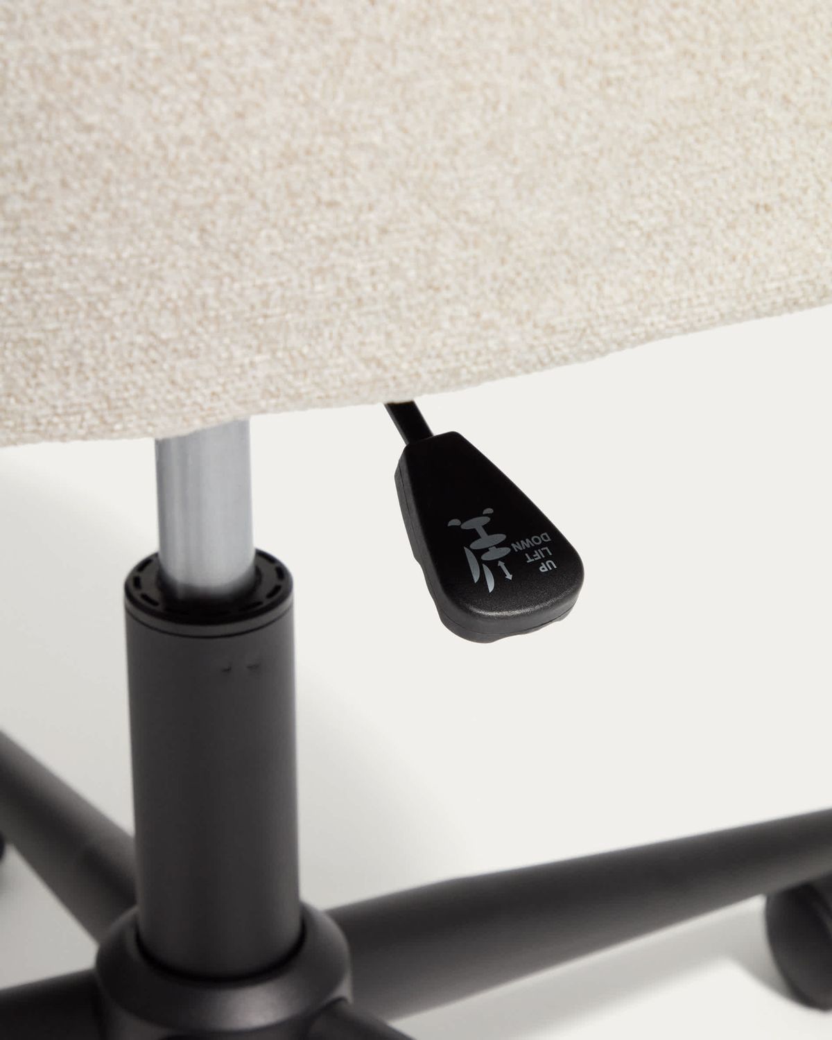 Silla de escritorio Einara chenilla beige  y patas de acero negro