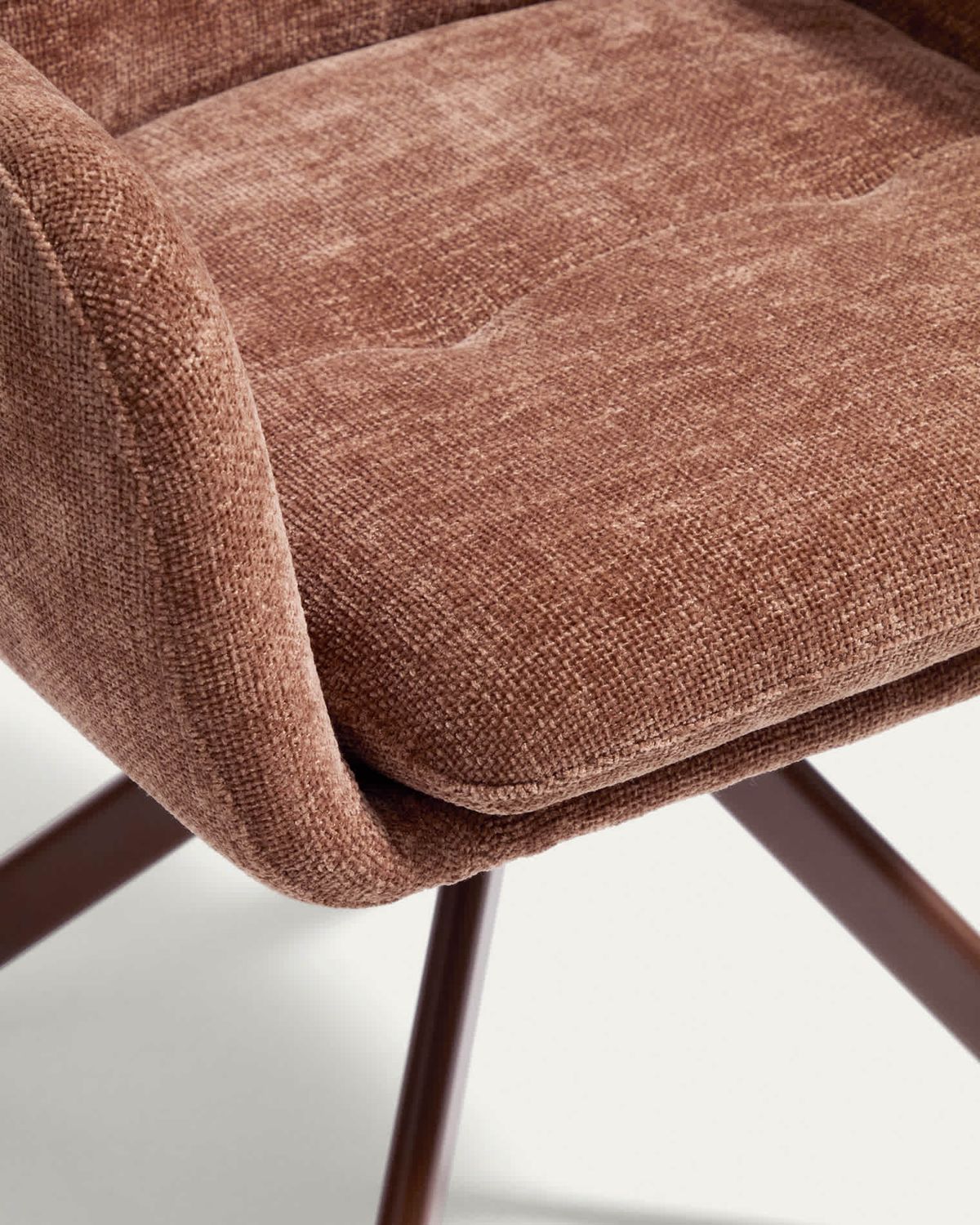 Silla giratoria Lexa de chenilla caramelo y patas de acero con acabado caramelo