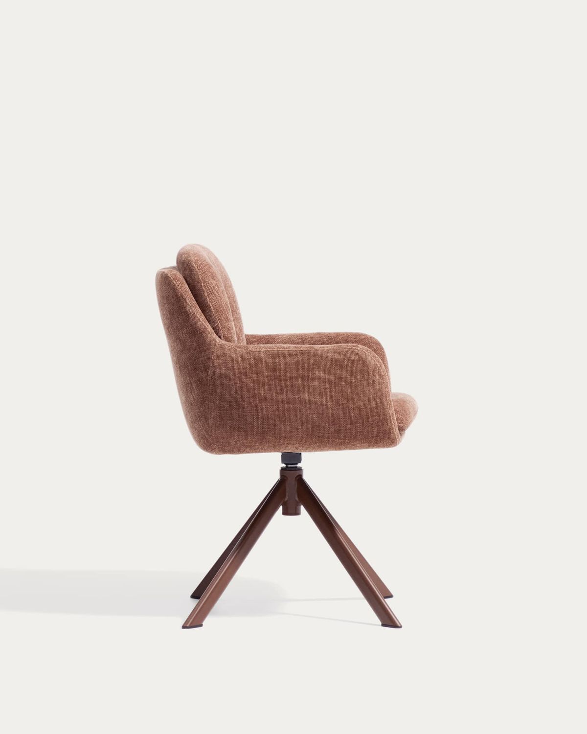 Silla giratoria Lexa de chenilla caramelo y patas de acero con acabado caramelo