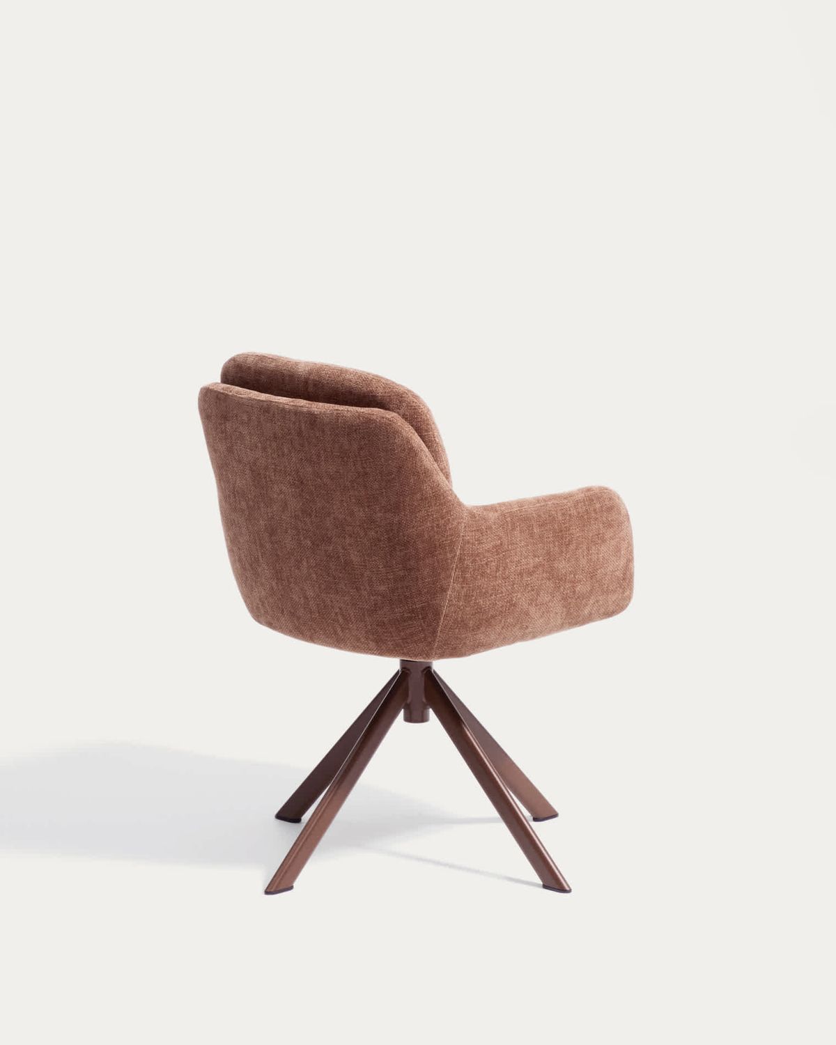Silla giratoria Lexa de chenilla caramelo y patas de acero con acabado caramelo