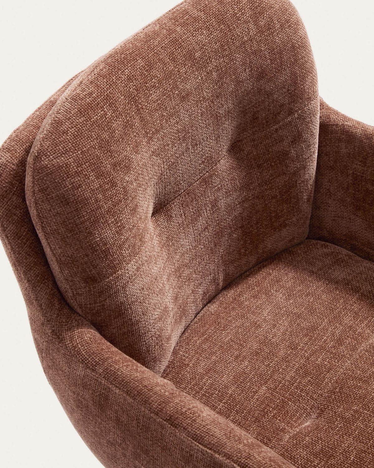 Silla giratoria Lexa de chenilla caramelo y patas de acero con acabado caramelo