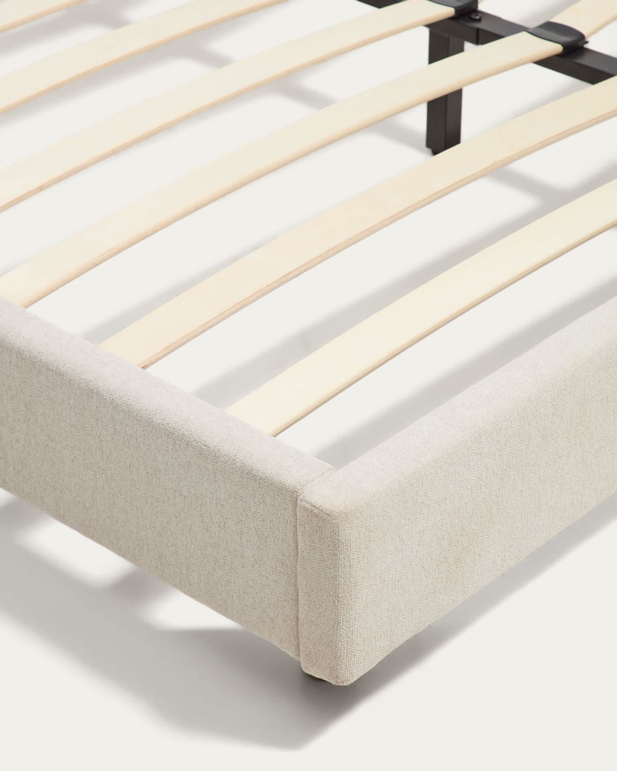 Cama Selven en chenilla beige para colchón de 180 x 200 cm FSC 100%