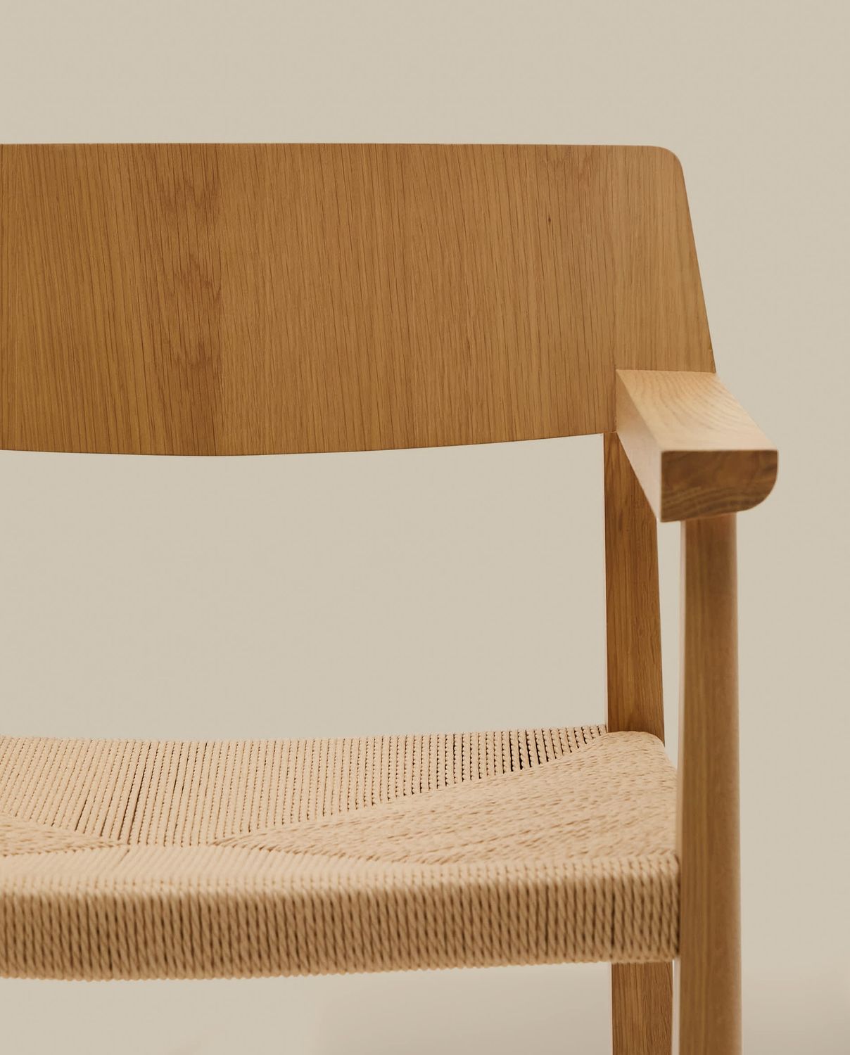 Silla Idun de madera maciza de roble acabado tono natural FSC Mix Credit y asiento de cuerda