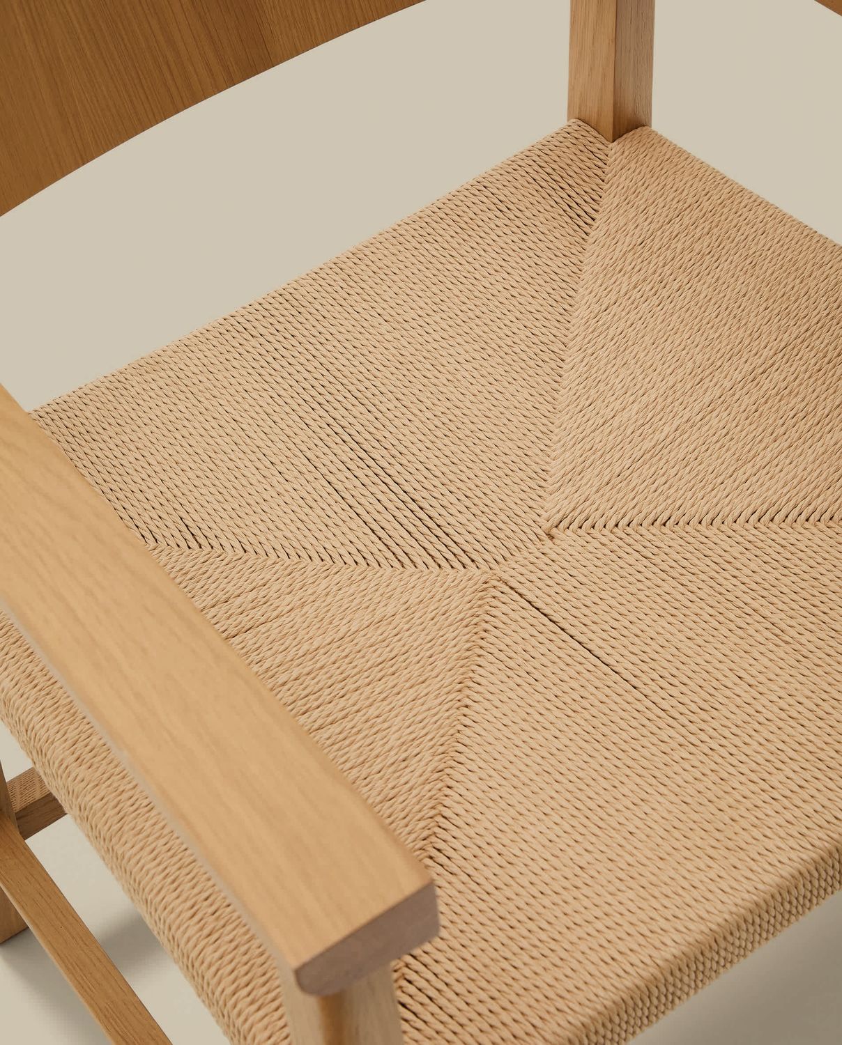 Silla Idun de madera maciza de roble acabado tono natural FSC Mix Credit y asiento de cuerda