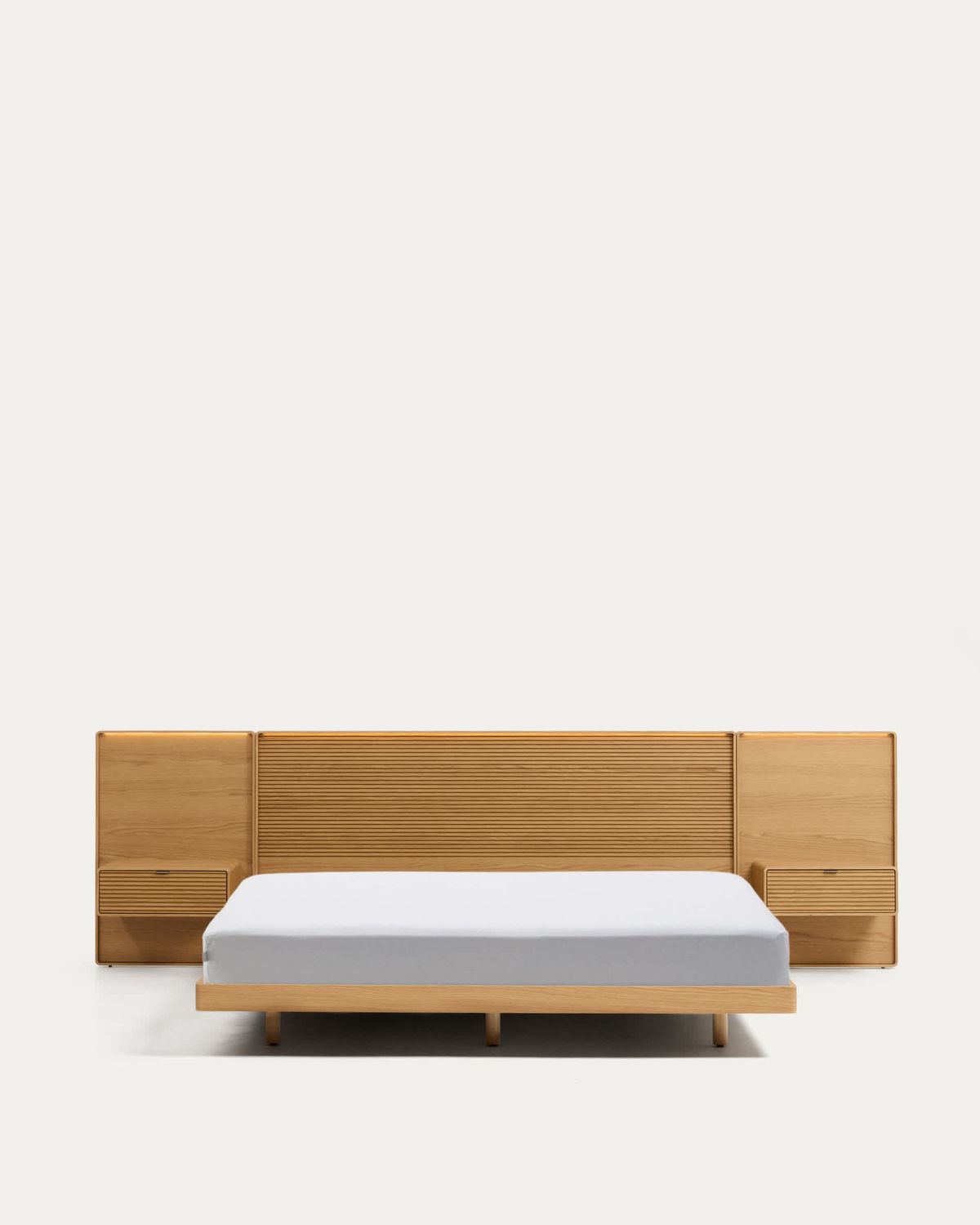 Cama Norlen con 2 mesitas de noche de chapa de roble con acabado en tono natural y luz LED para colchón de 180 x 200 cm FSC Mix Credit