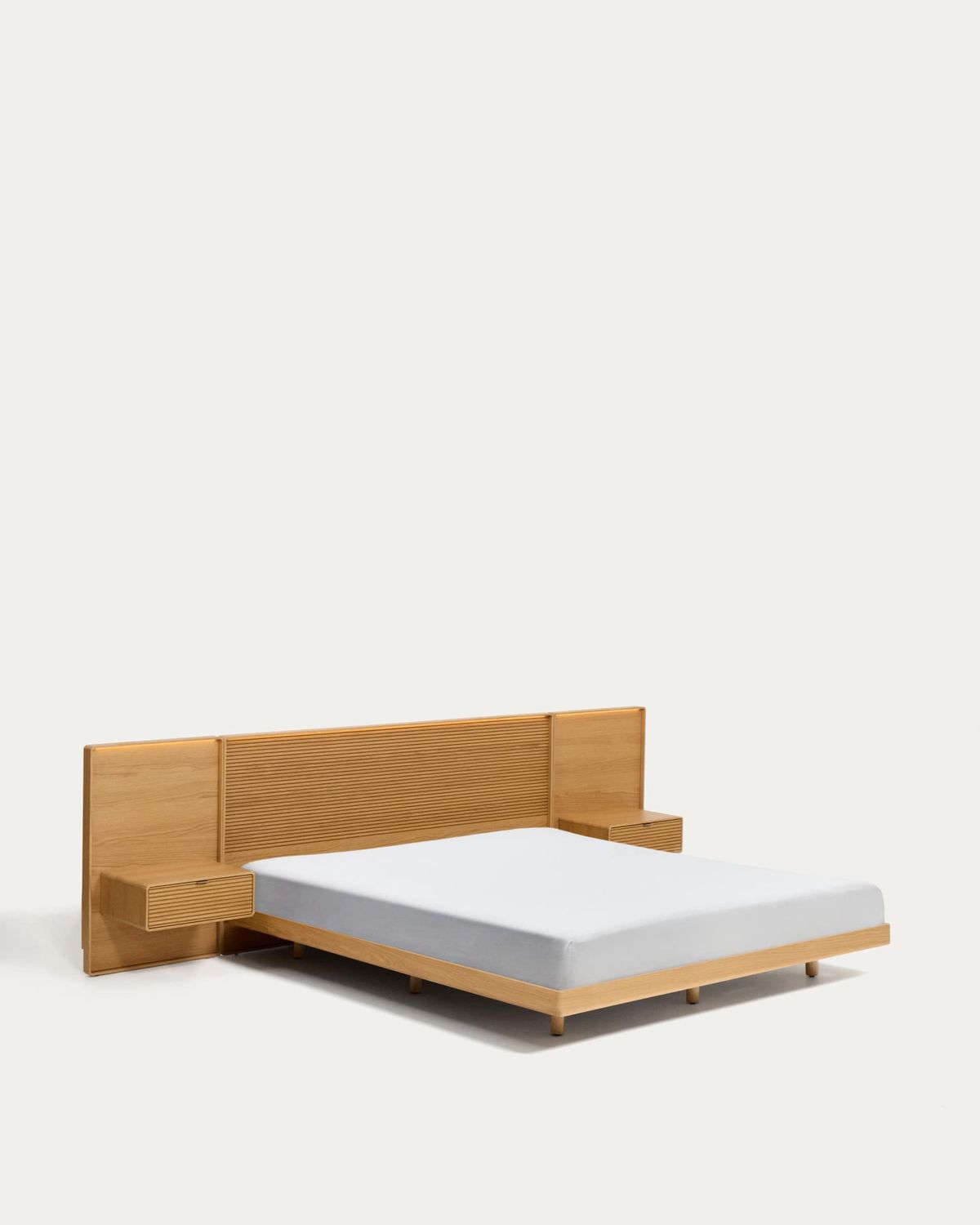 Cama Norlen con 2 mesitas de noche de chapa de roble con acabado en tono natural y luz LED para colchón de 180 x 200 cm FSC Mix Credit