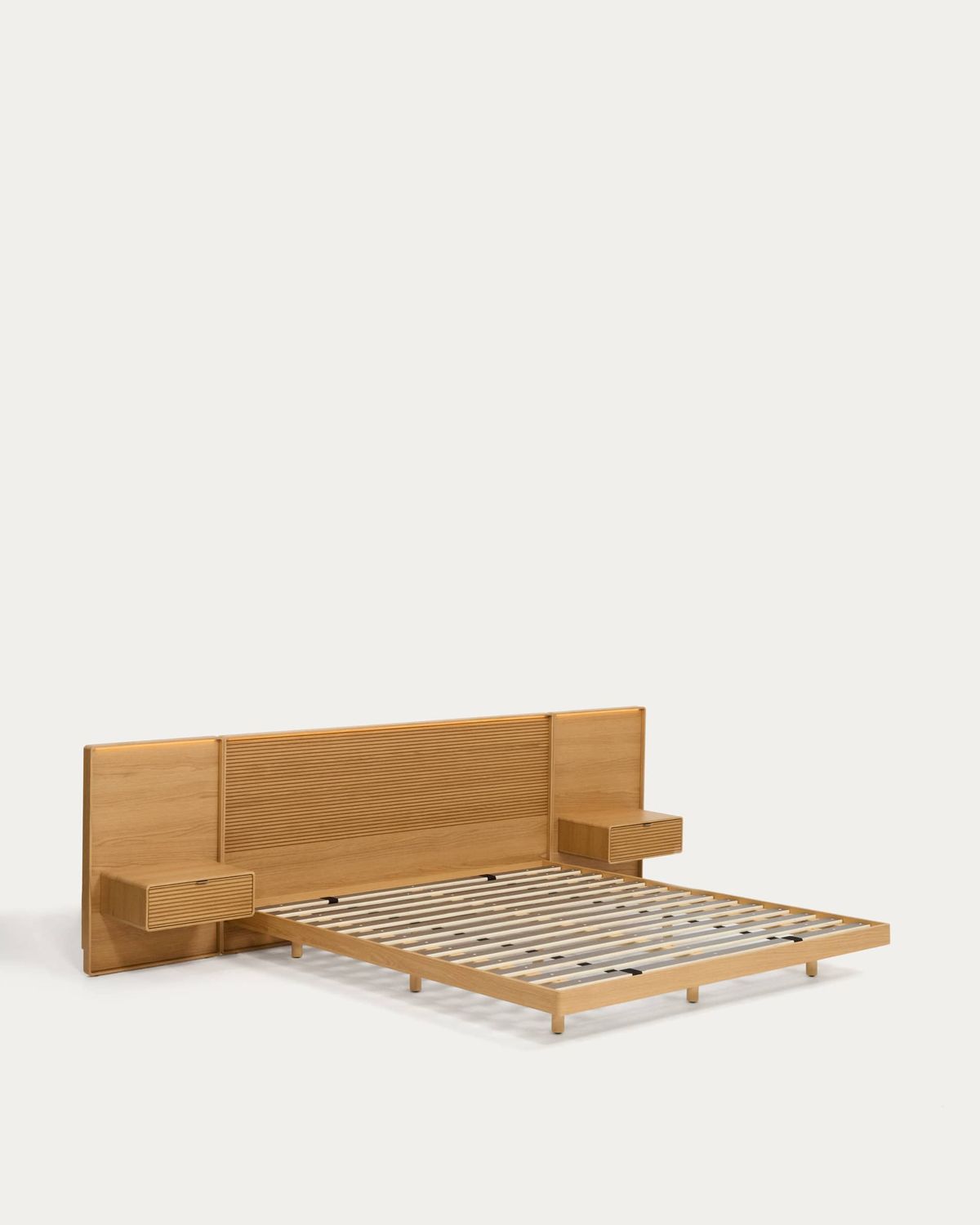 Cama Norlen con 2 mesitas de noche de chapa de roble con acabado en tono natural y luz LED para colchón de 180 x 200 cm FSC Mix Credit