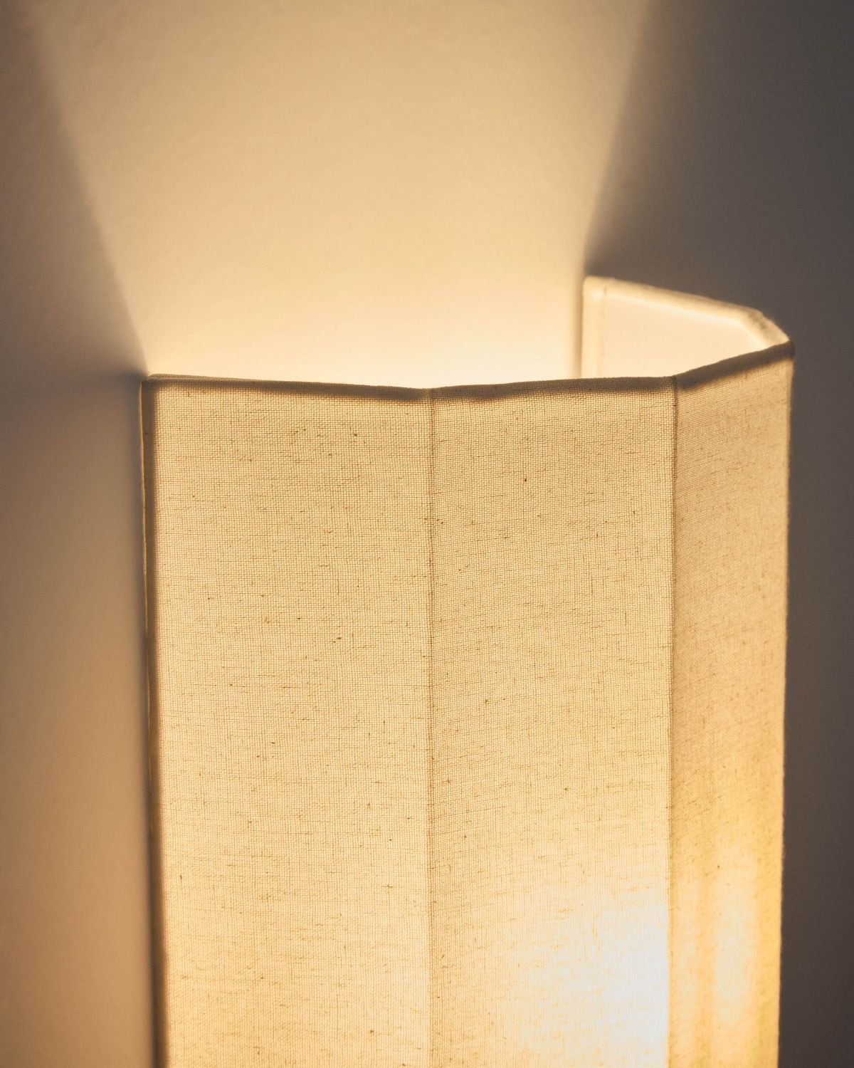 Aplique de pared Lumeni de madera de caucho y lino beige 20 cm