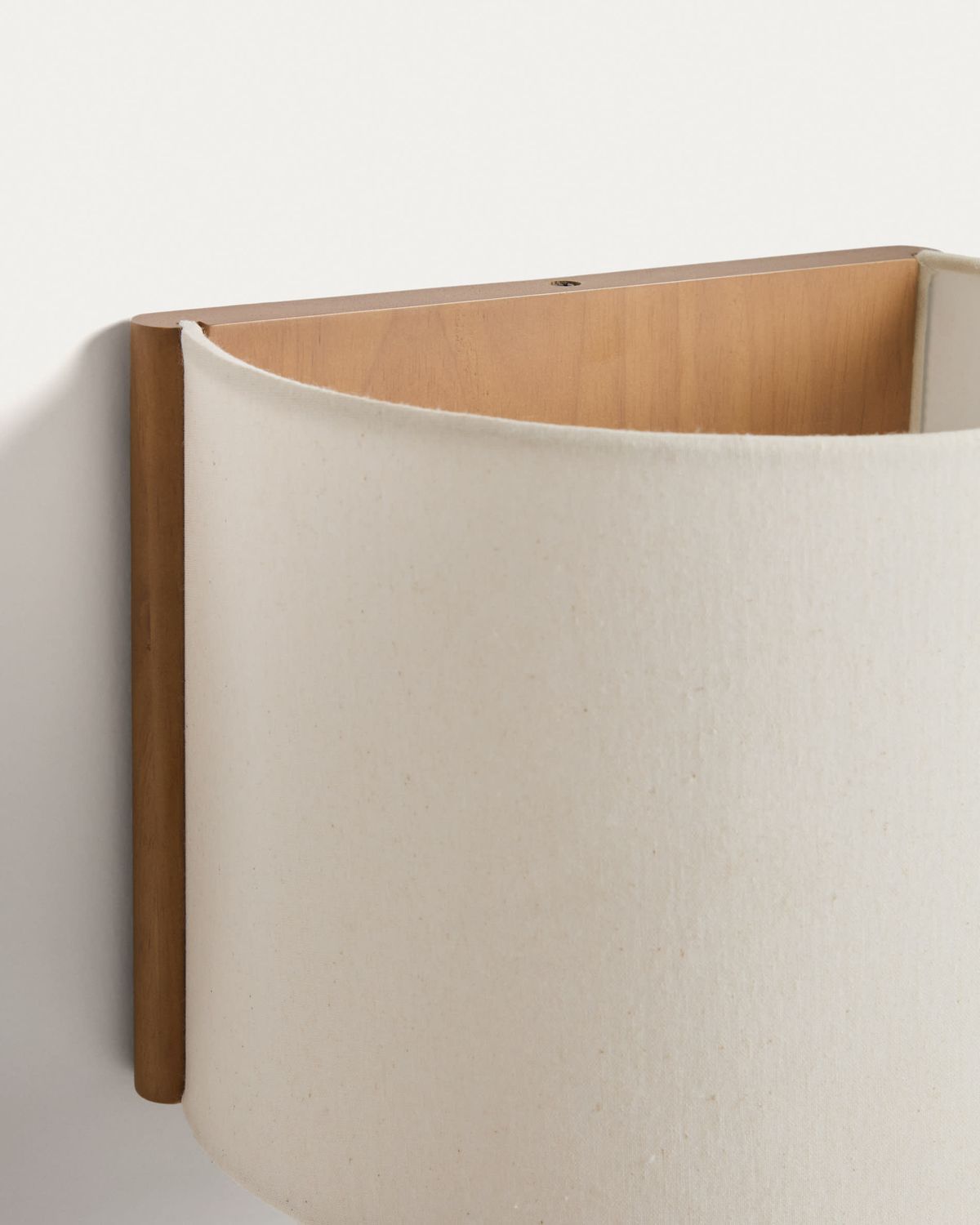 Aplique de pared Umbran de madera de caucho marrón claro y lino beige