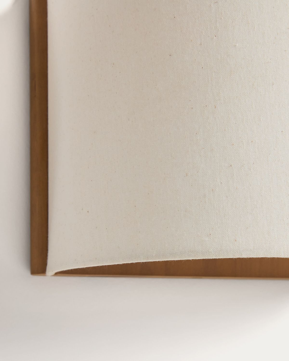 Aplique de pared Umbran de madera de caucho marrón claro y lino beige