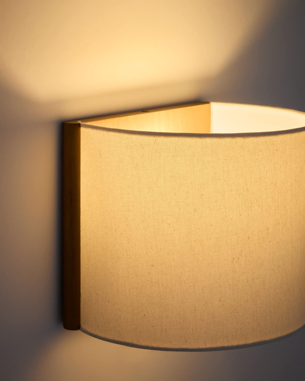 Aplique de pared Umbran de madera de caucho marrón claro y lino beige