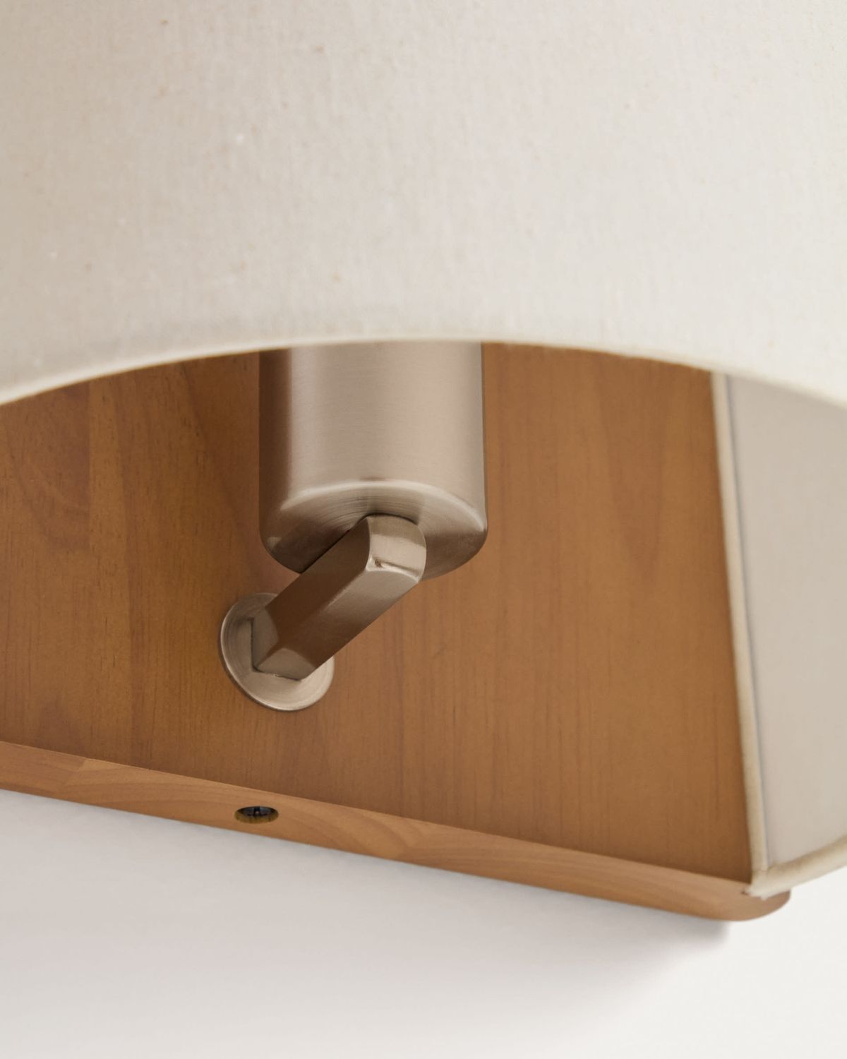 Aplique de pared Umbran de madera de caucho marrón claro y lino beige
