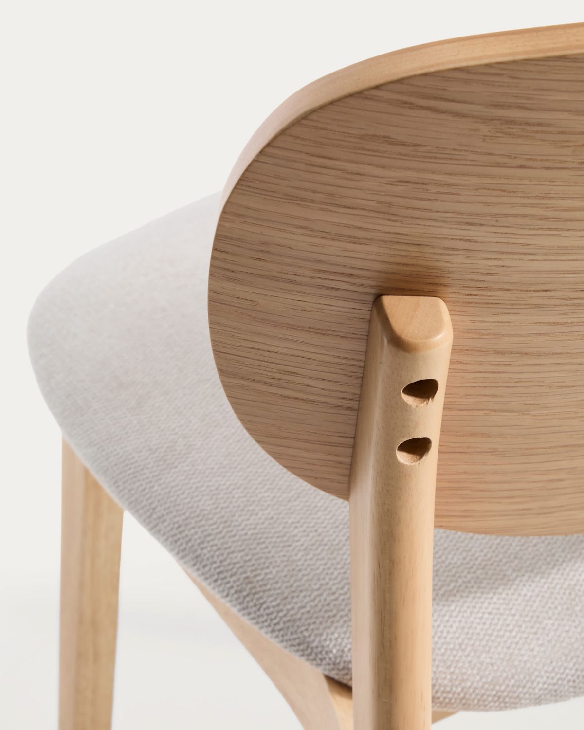 Silla Ludara de chapa de roble y chenilla beige