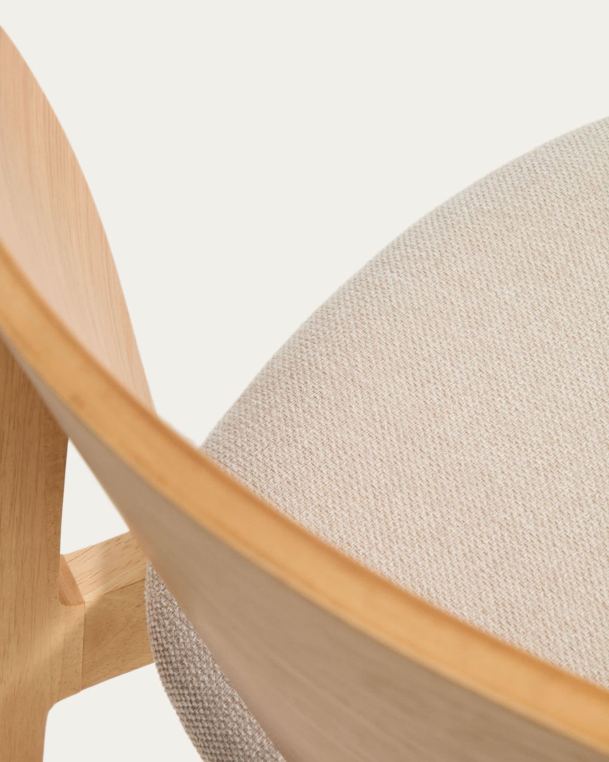 Silla Ludara de chapa de roble y chenilla beige