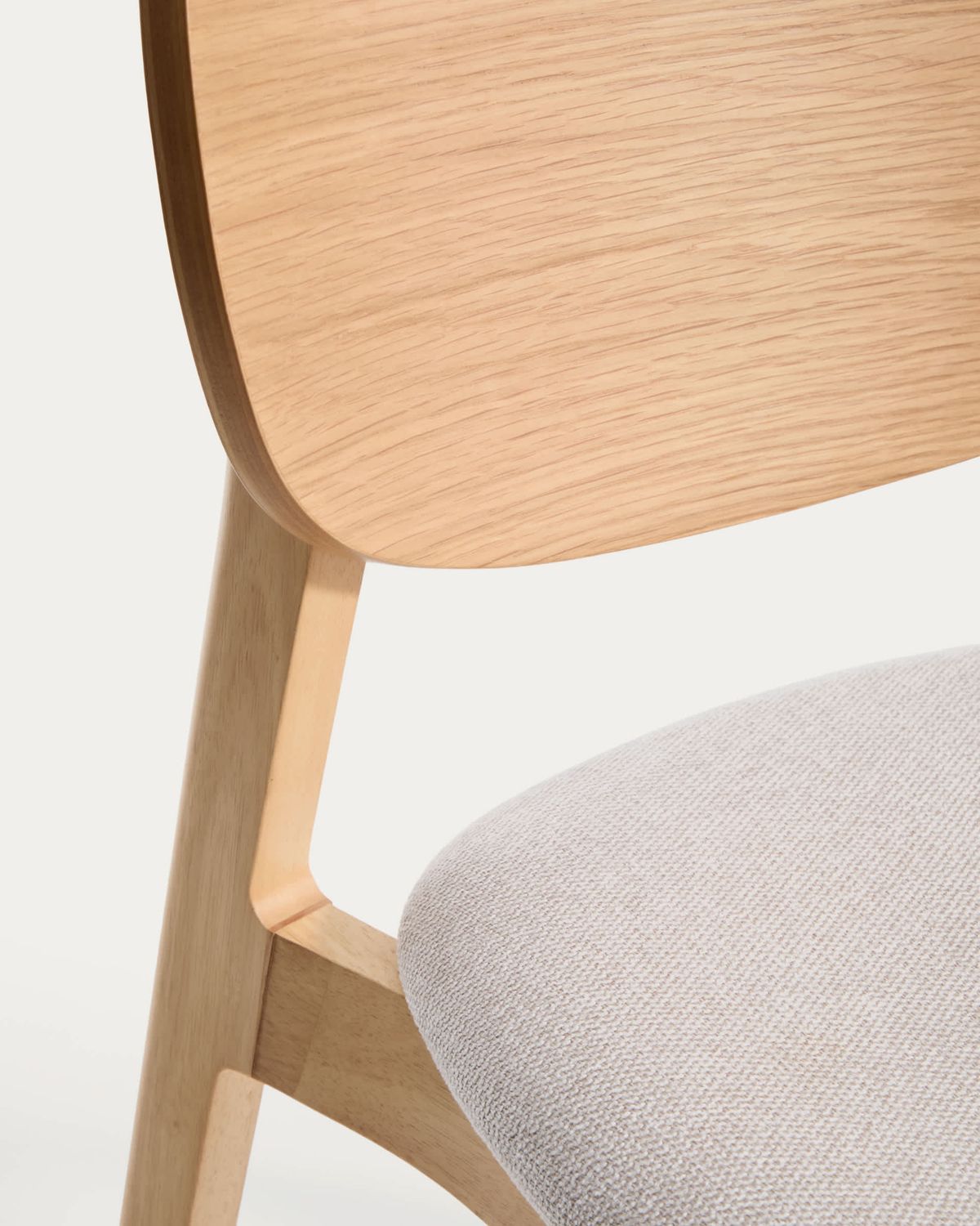 Silla Ludara de chapa de roble y chenilla beige