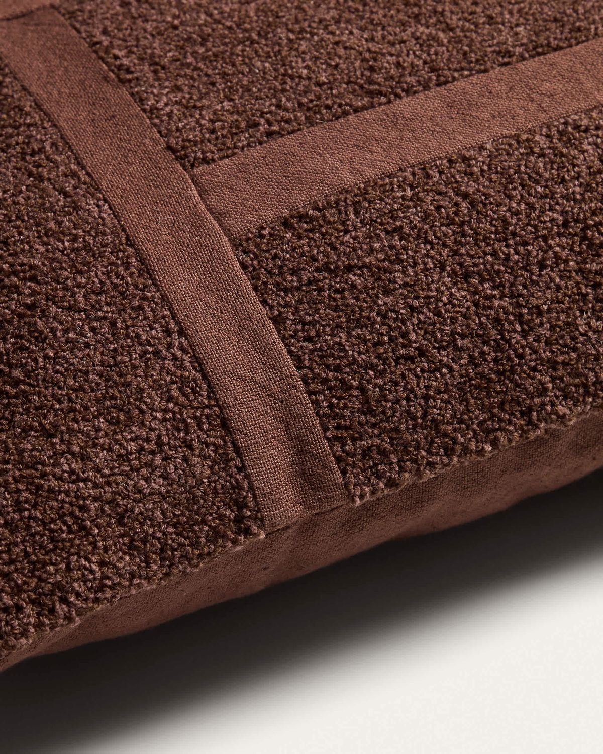 Funda de cojín Lomel de micro bouclé con detalle gráfico marrón 40 x 60 cm