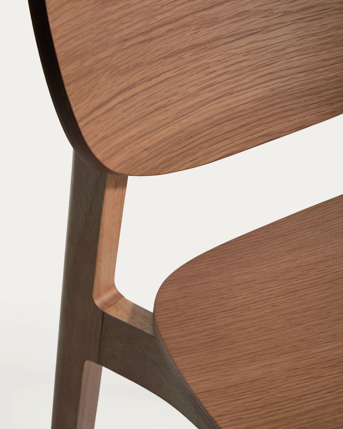 Silla Ludara de chapa de roble acabado nogal