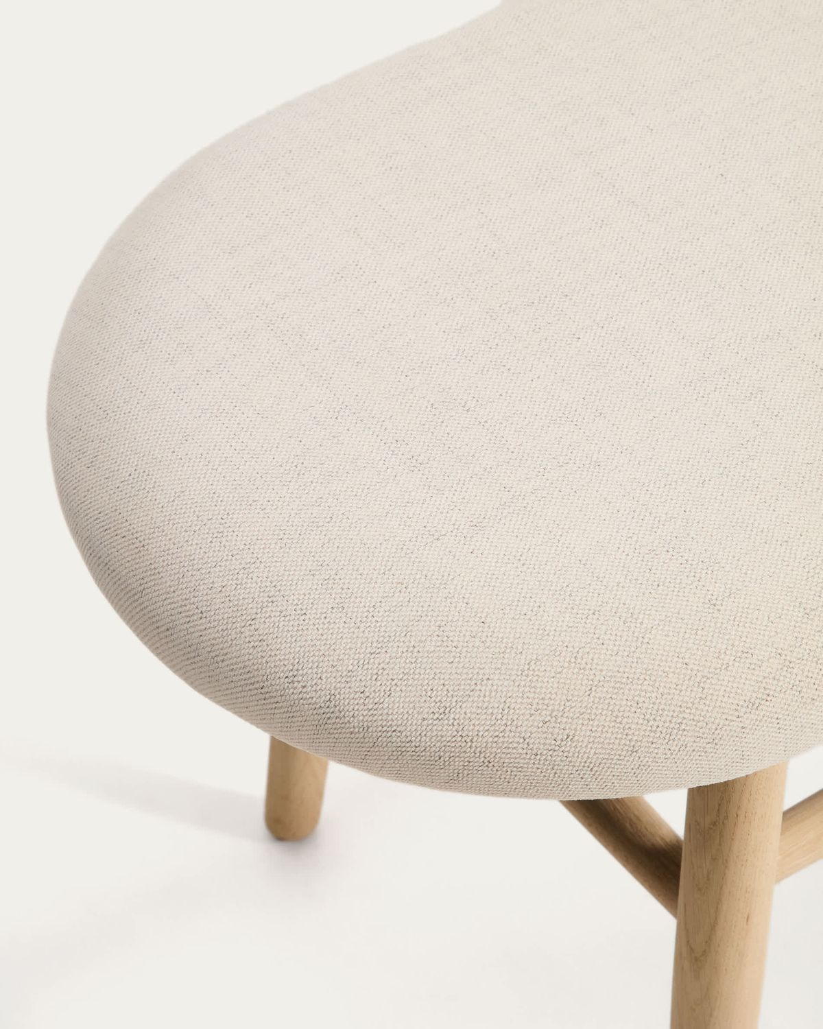 Banco Helda de chenilla beige y madera maciza de roble FSC Mix Credit 122 cm