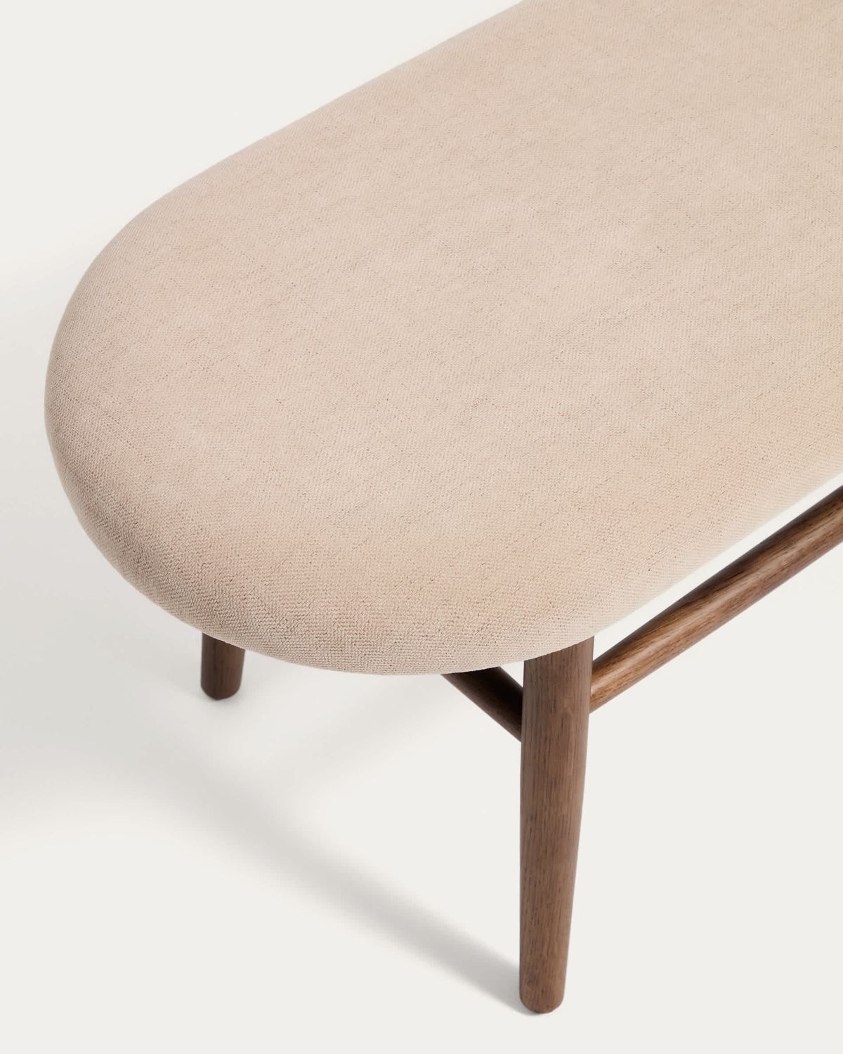Banco Helda de chenilla marrón y madera maciza de roble acabado nogal FSC Mix Credit 122 cm