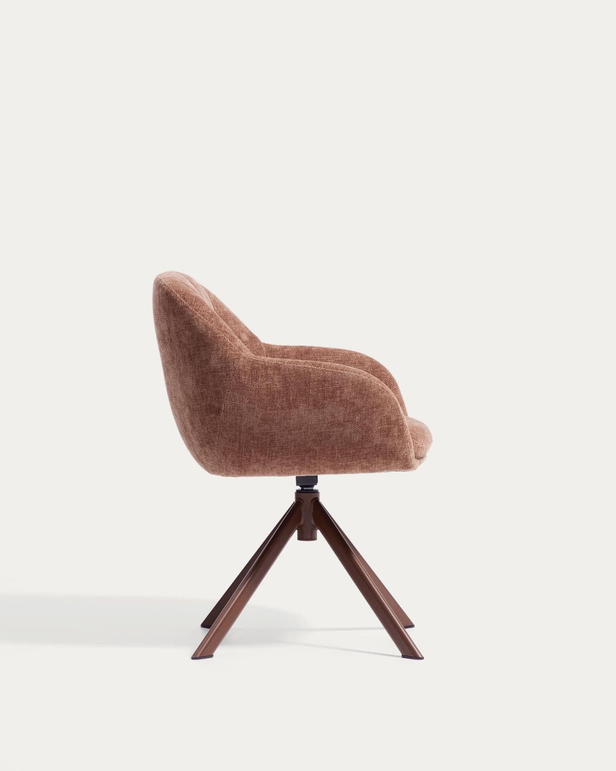Silla giratoria Dorina de chenilla caramelo y patas de acero con acabado caramelo