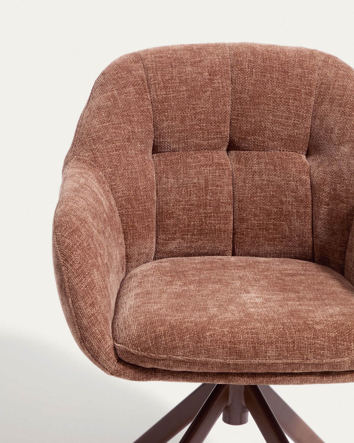 Silla giratoria Dorina de chenilla caramelo y patas de acero con acabado caramelo