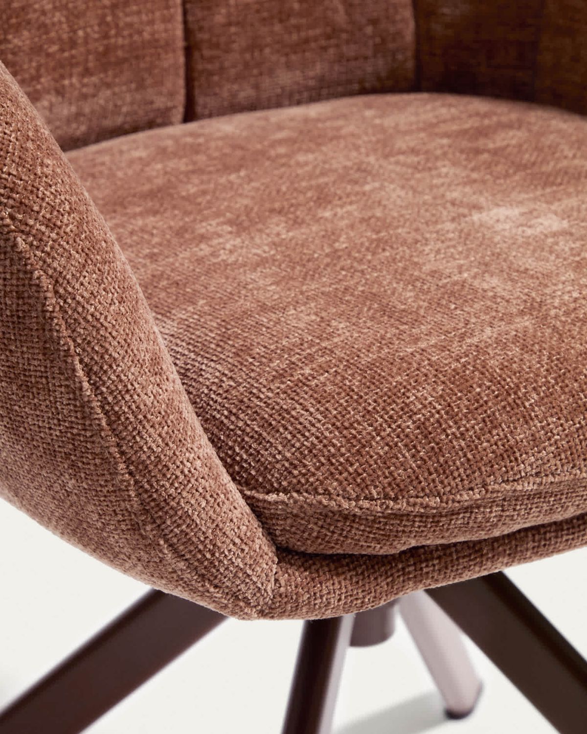 Silla giratoria Dorina de chenilla caramelo y patas de acero con acabado caramelo