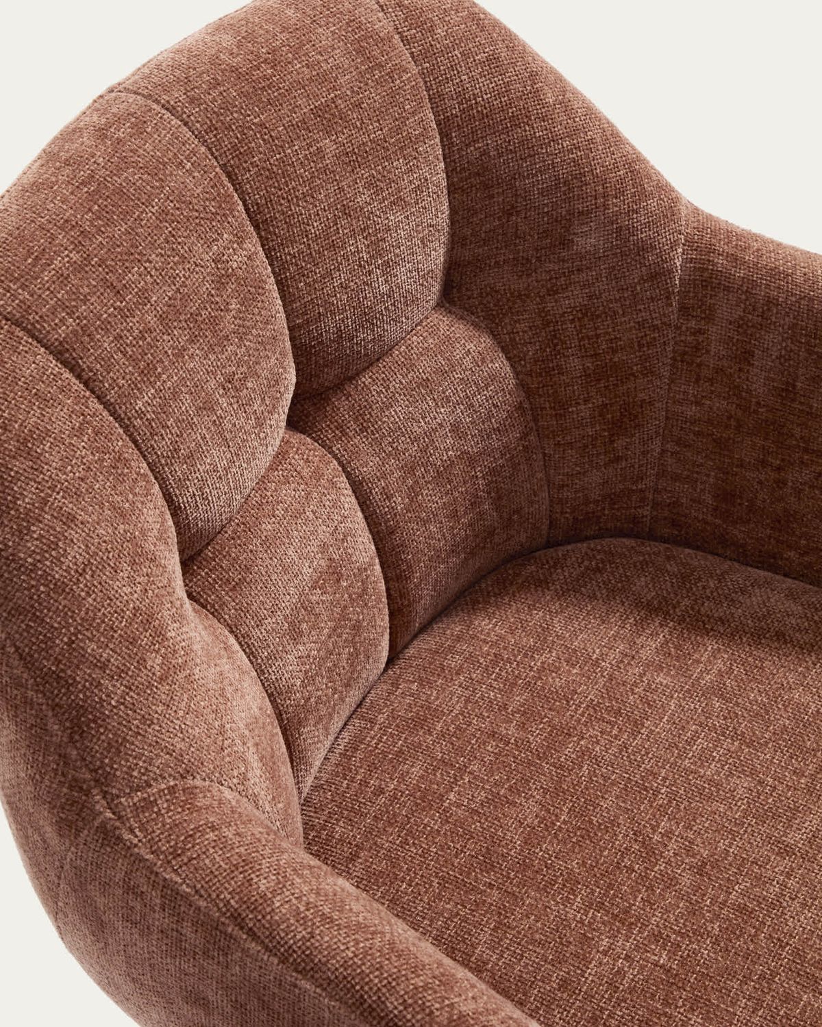 Silla giratoria Dorina de chenilla caramelo y patas de acero con acabado caramelo